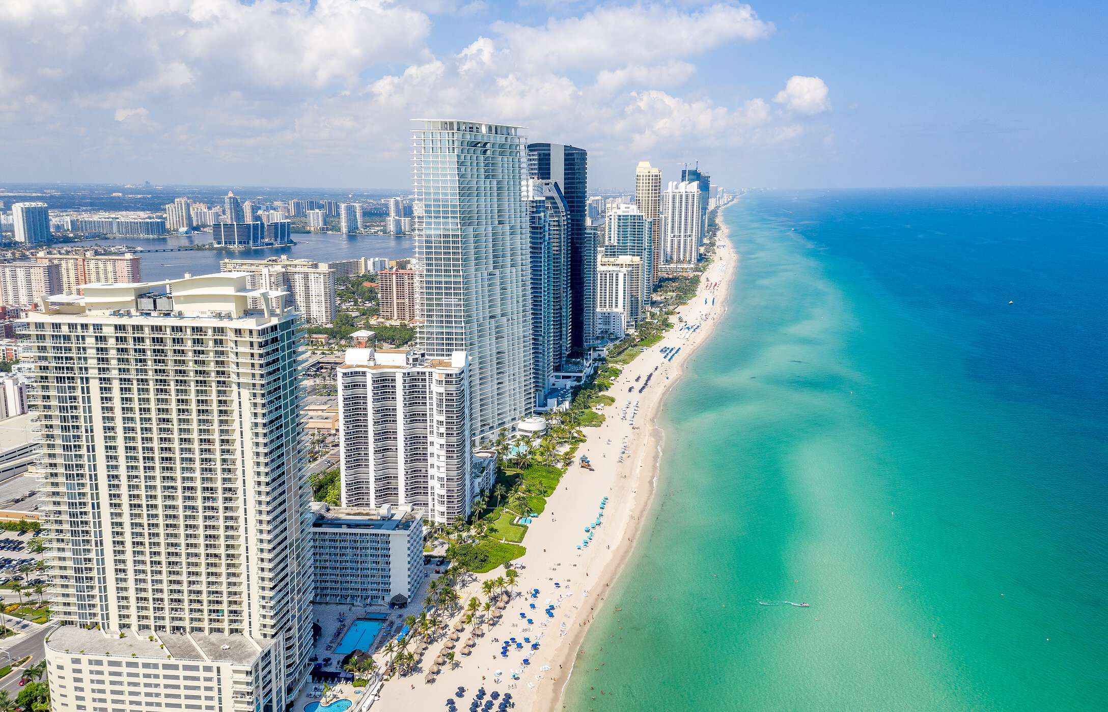 Luchtzicht op de kust van Miami Beach, Florida, met een lang wit zandstrand, kristalhelder water en hoge gebouwen