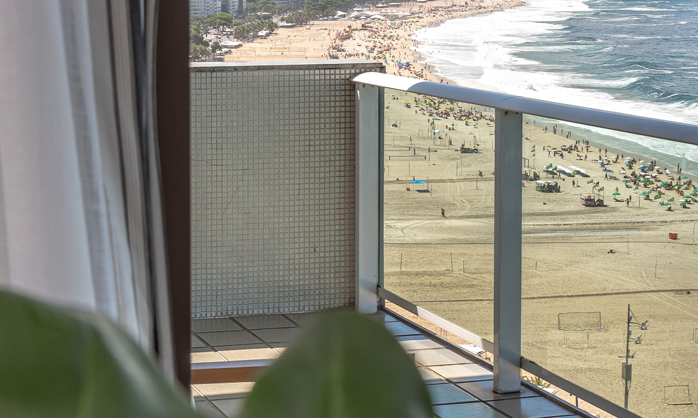A Suite Frente Praia do Pestana Rio Atlântica tem uma varanda ampla com vista para a praia