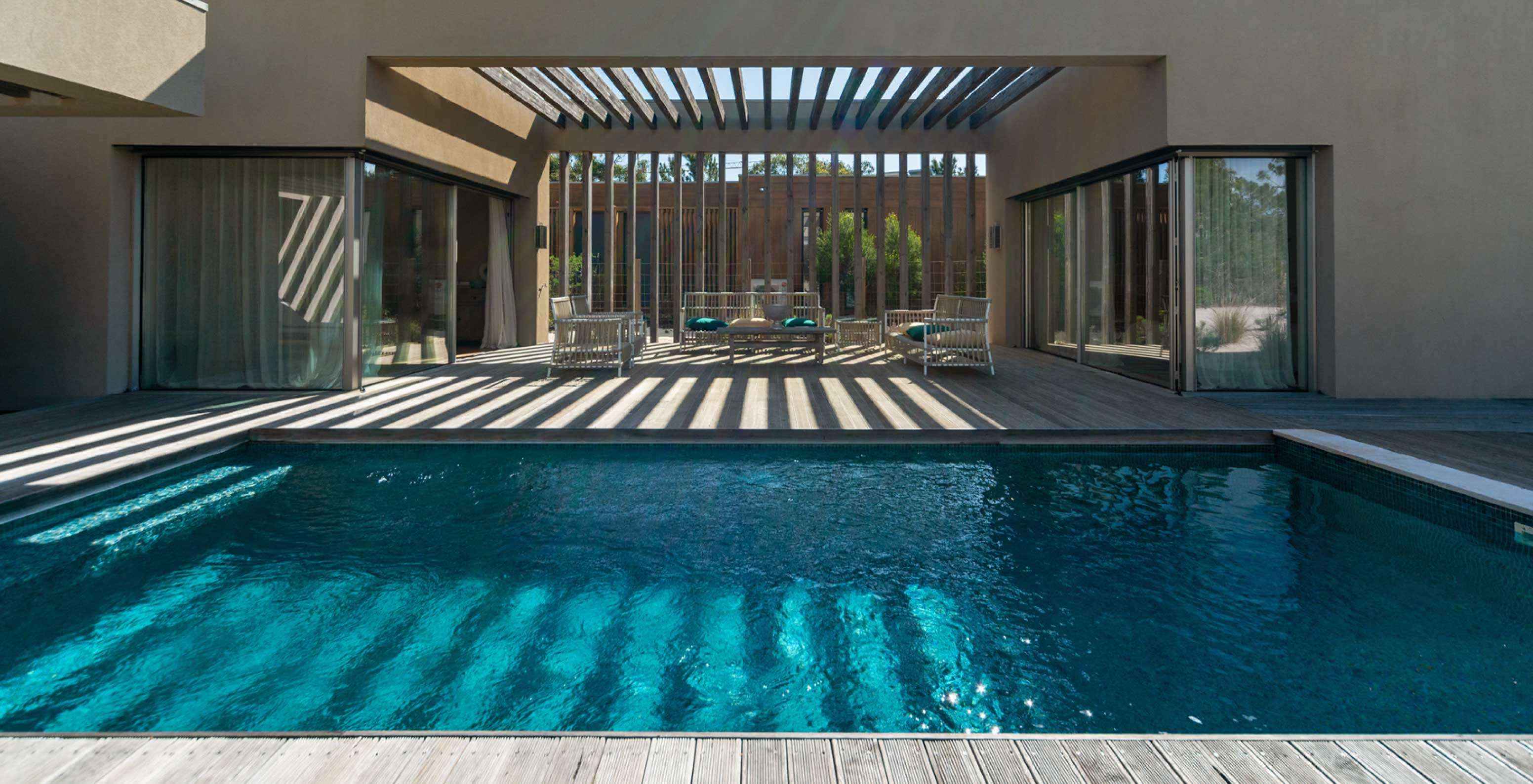 A Villa exclusiva com piscina do Pestana Tróia Eco Resort tem uma zona exterior com piscina com terraço e zona de estar