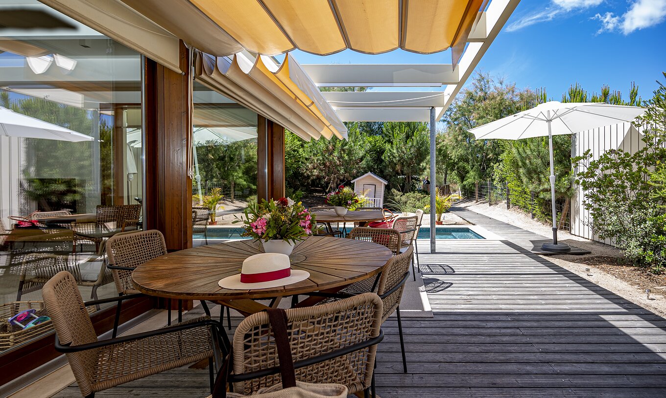 A Aqua Villa do Pestana Tróia Eco Resort tem um terraço com mesas e cadeiras onde pode descansar