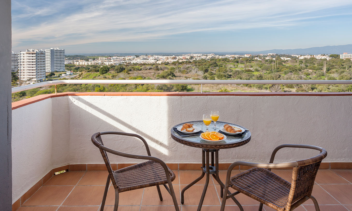 No Estúdio Vista Jardim do Pestana Alvor Atlântico pode desfrutar de um pequeno-almoço com vista, na varanda nos apartamentos