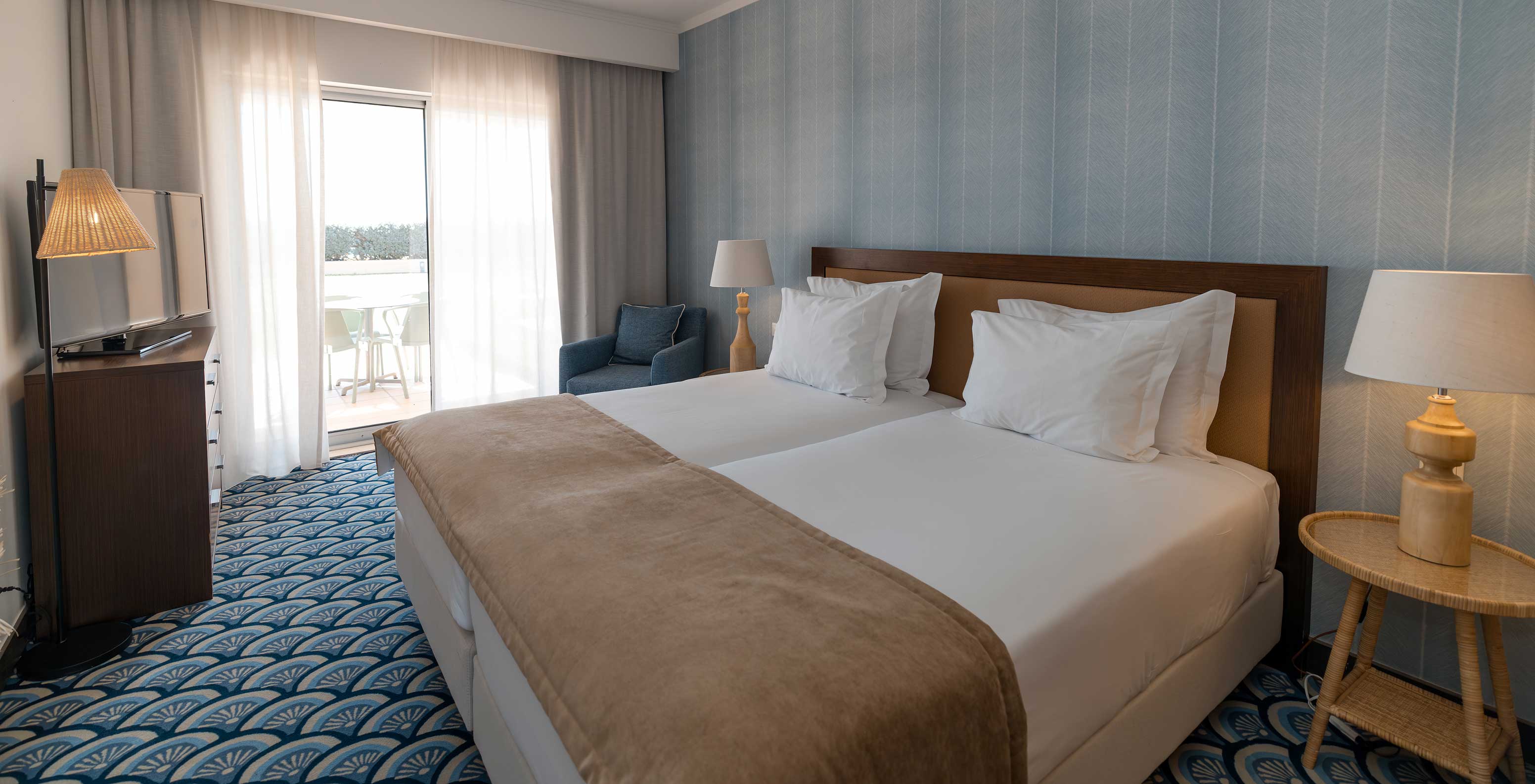 O Apartamento T1 Vista Jardim do Pestana Alvor Beach Villas tem um quarto com duas camas e janela com acesso à varanda