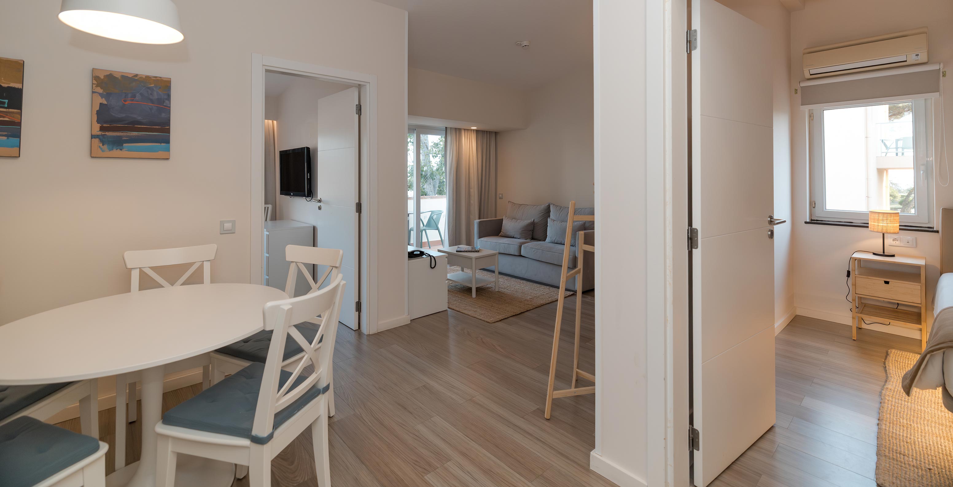 A Villa 2 Quartos Vista Jardim do Pestana Alvor Beach Villas tem uma sala com sofá, mesa para refeições e dois quartos