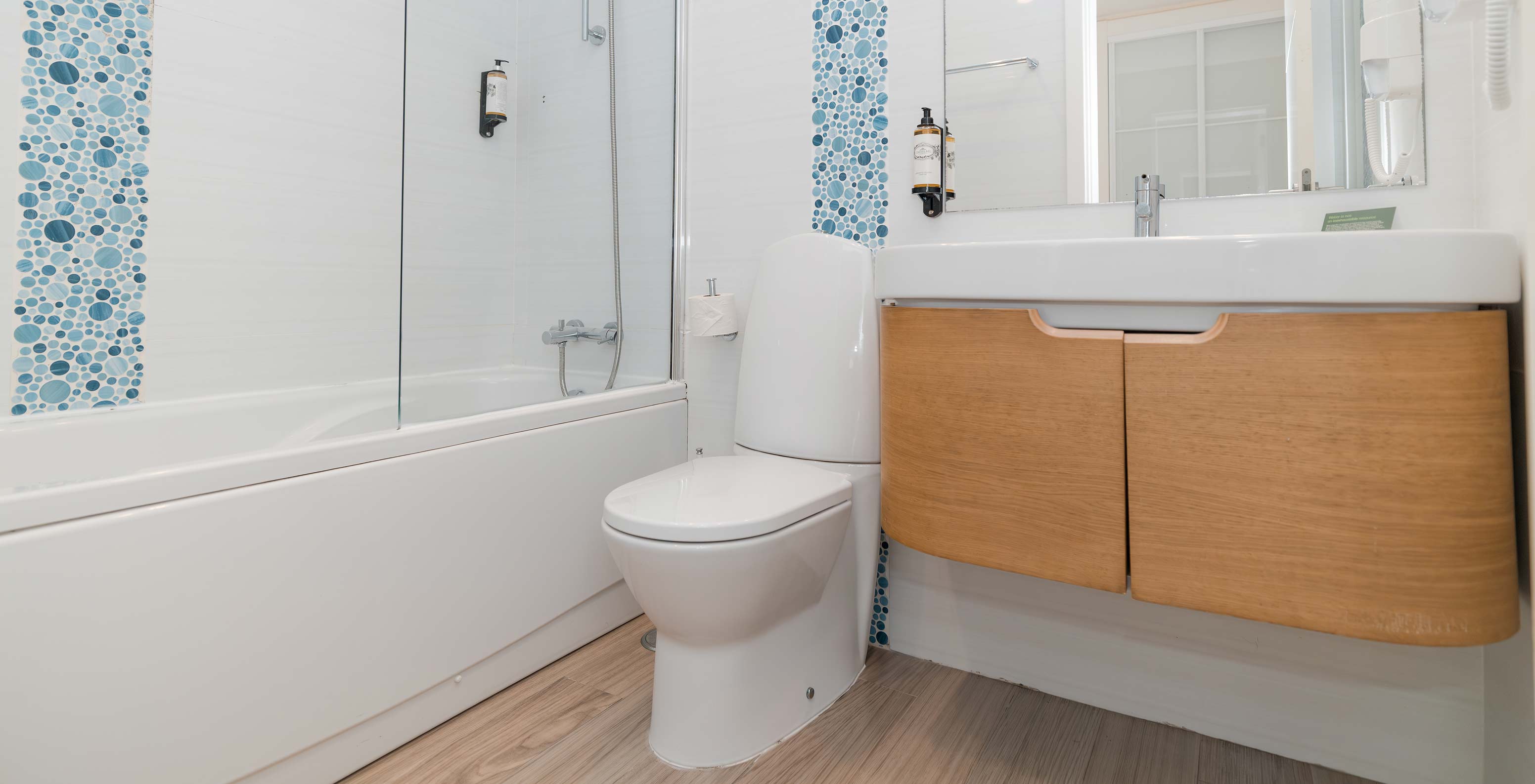 A Villa 2 Quartos Superior Vista Jardim do Pestana Alvor Beach Villas tem uma casa de banho com banheira, lavatório e espelho