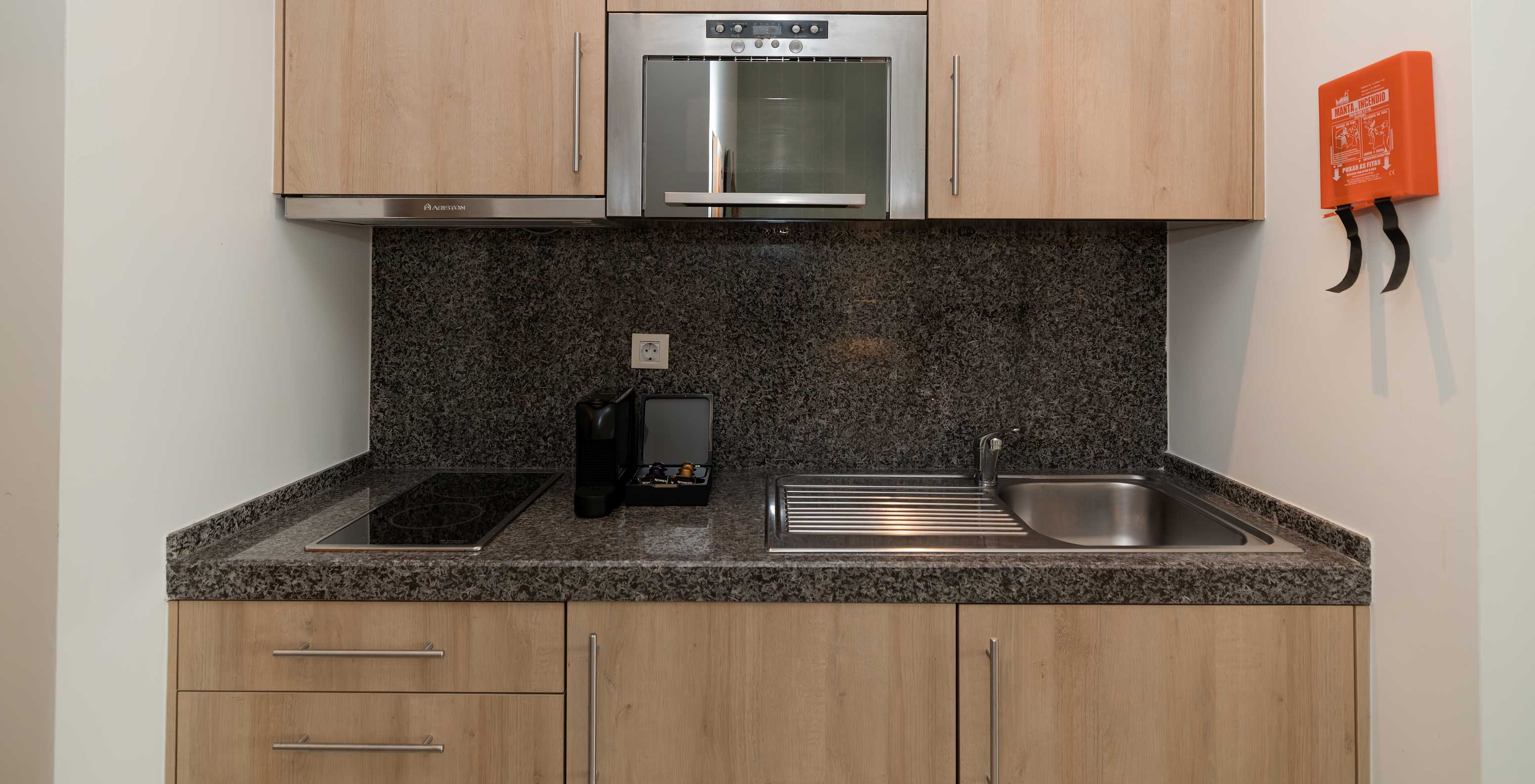 O Estúdio Vista Mar do Pestana Alvor Beach Villas tem uma kitchenette com fogão, lavatório e máquina de café