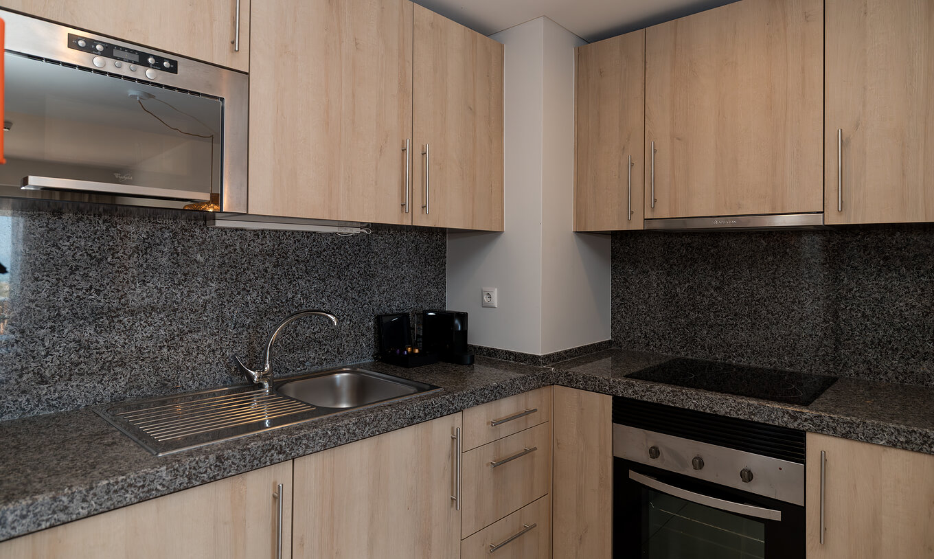 O Apartamento T1 Vista Mar do Pestana Alvor Beach Villas tem uma cozinha equipada com fogão, microondas e armários