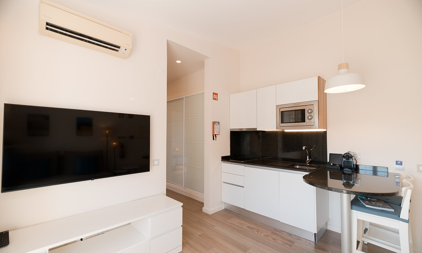 A Villa 1 Quarto Vista Jardim do Pestana Alvor Beach Villas tem uma kitchenette e uma pequena mesa para refeições