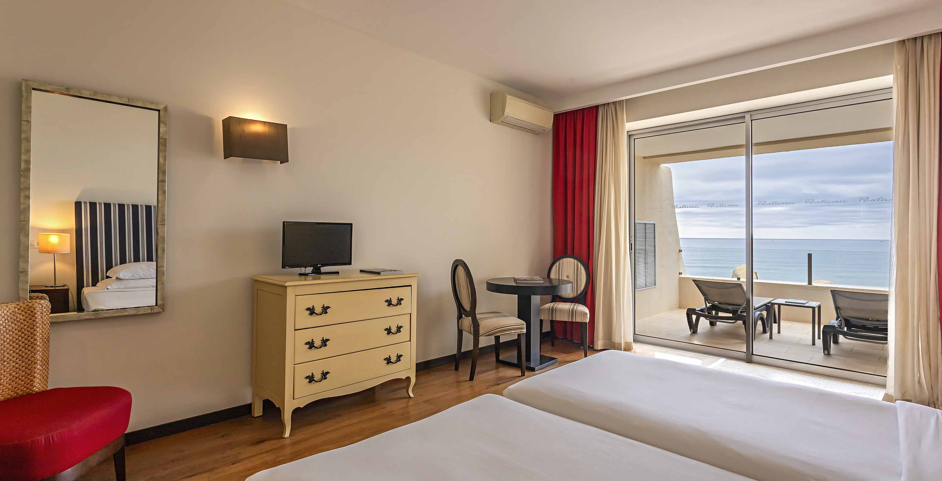 A Cliff Studio do Pestana Alvor Praia tem um quarto de casal com uma cómoda, uma televisão e uma varanda com vista para o mar