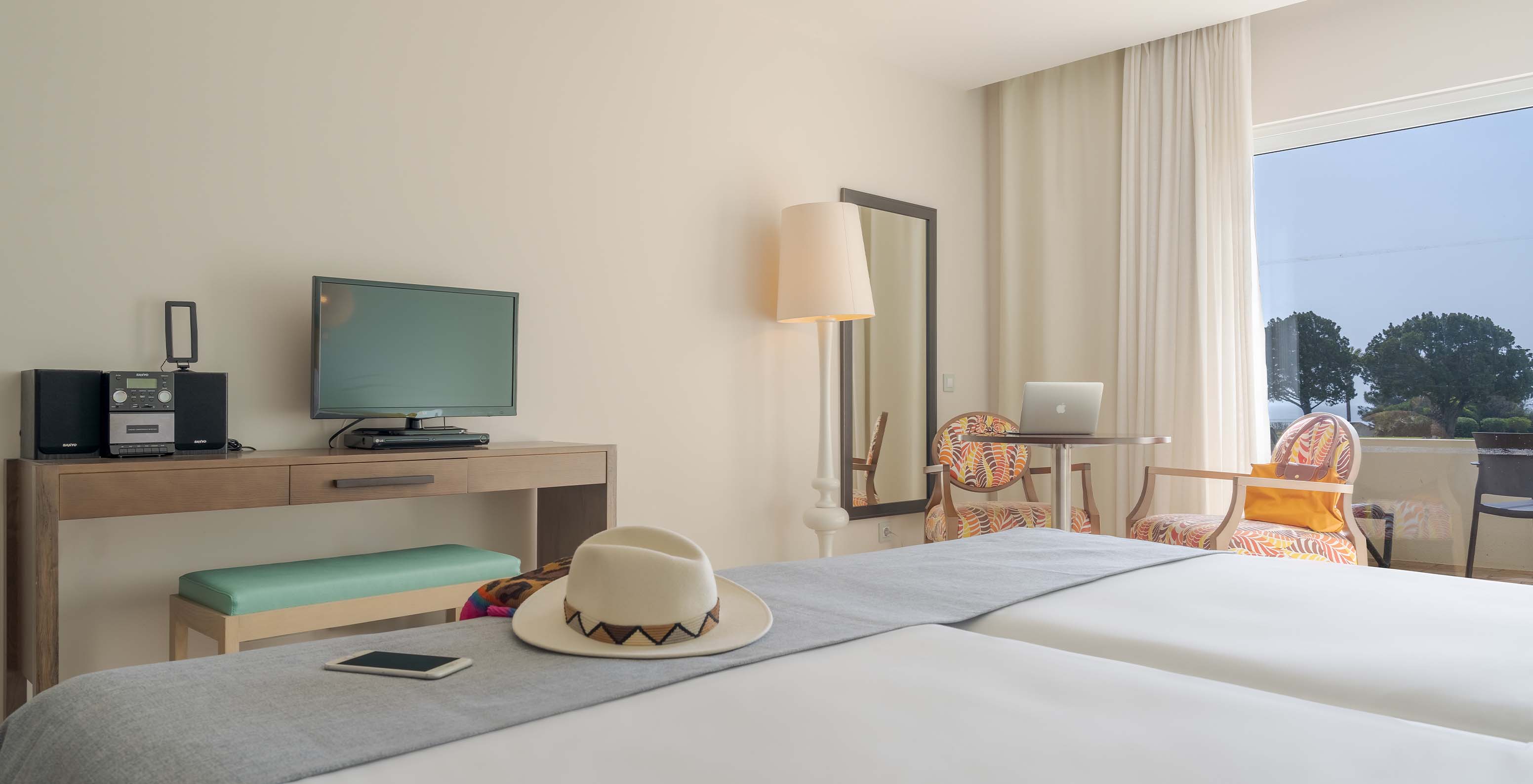 O Estúdio Vista Mar do Pestana Alvor Praia tem uma secretária com televisão, espelho na parede e janela com acesso à varanda