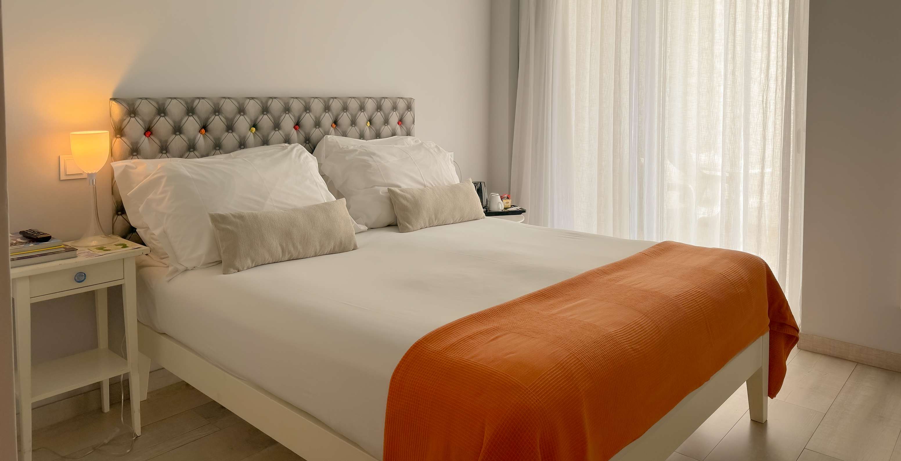 O Deluxe - Exclusivo Website do Pestana Alvor South Beach tem uma cama de casal com uma varanda ou terraço com vista terra