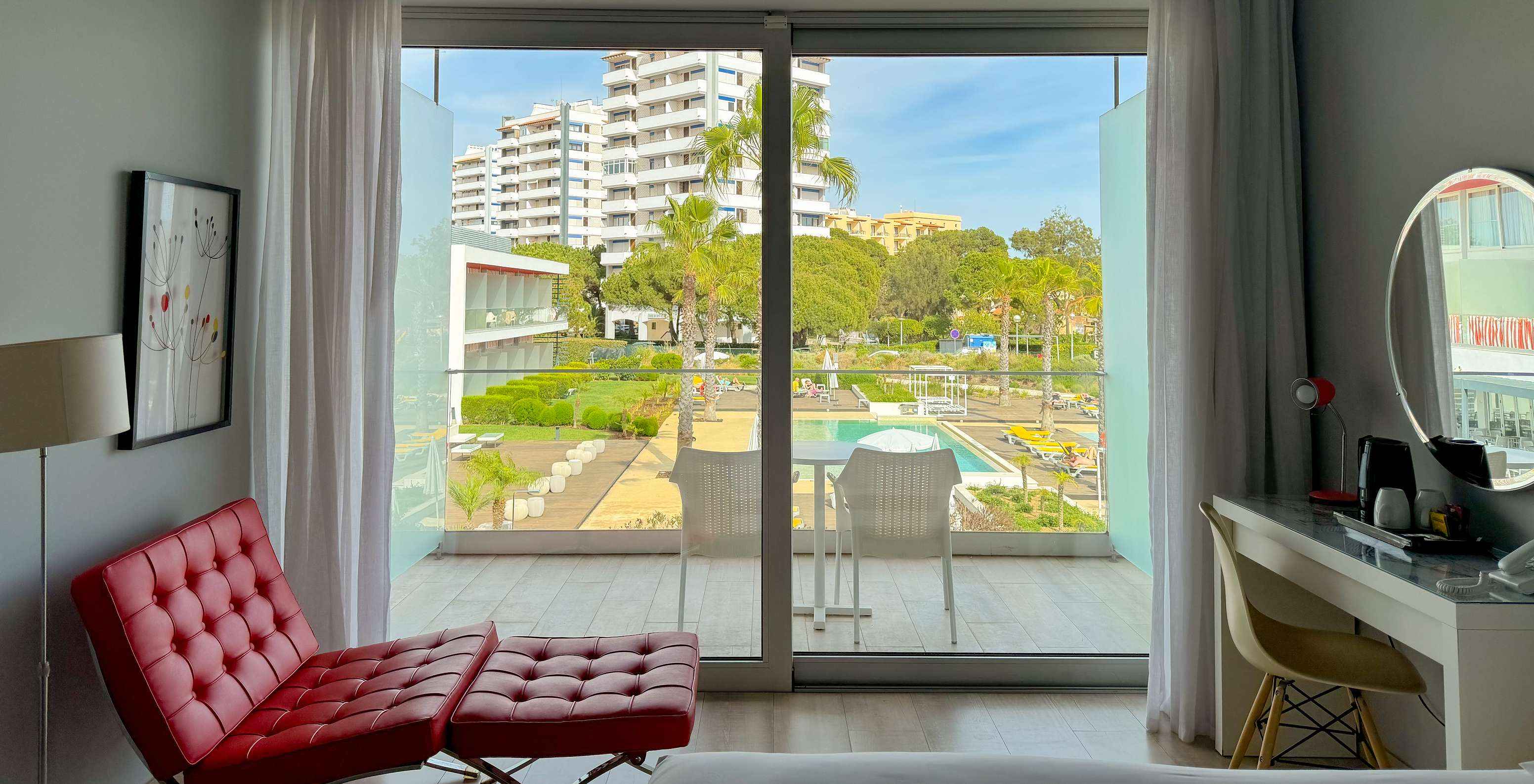 O Superior Deluxe Vista Piscina do Pestana Alvor South Beach tem uma varanda com mesa e duas cadeiras, e vista para a piscina