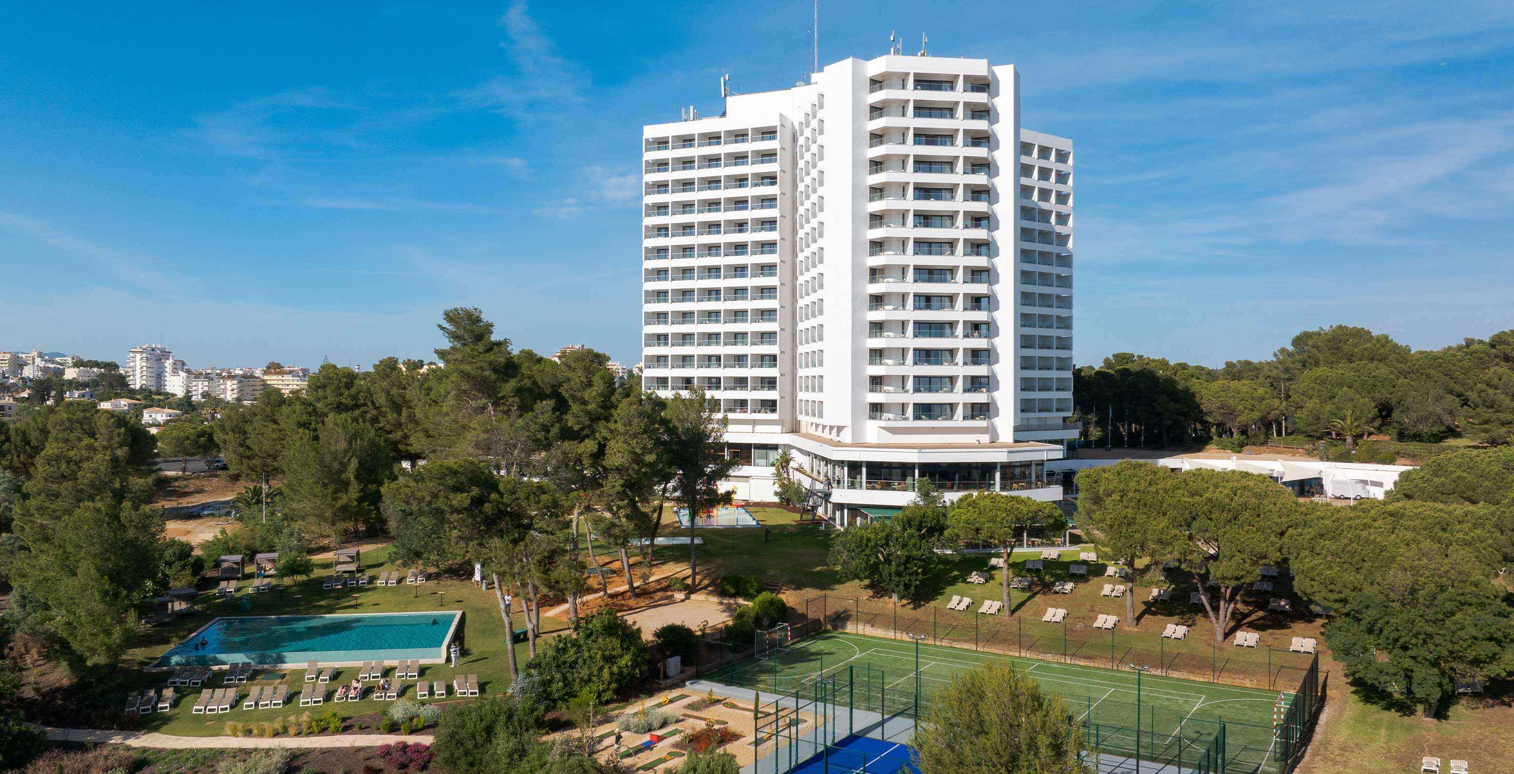 Vista exterior do edifício do Pestana Blue Alvor Beach, um hotel tudo incluído no Algarve, com piscina e campo multiusos