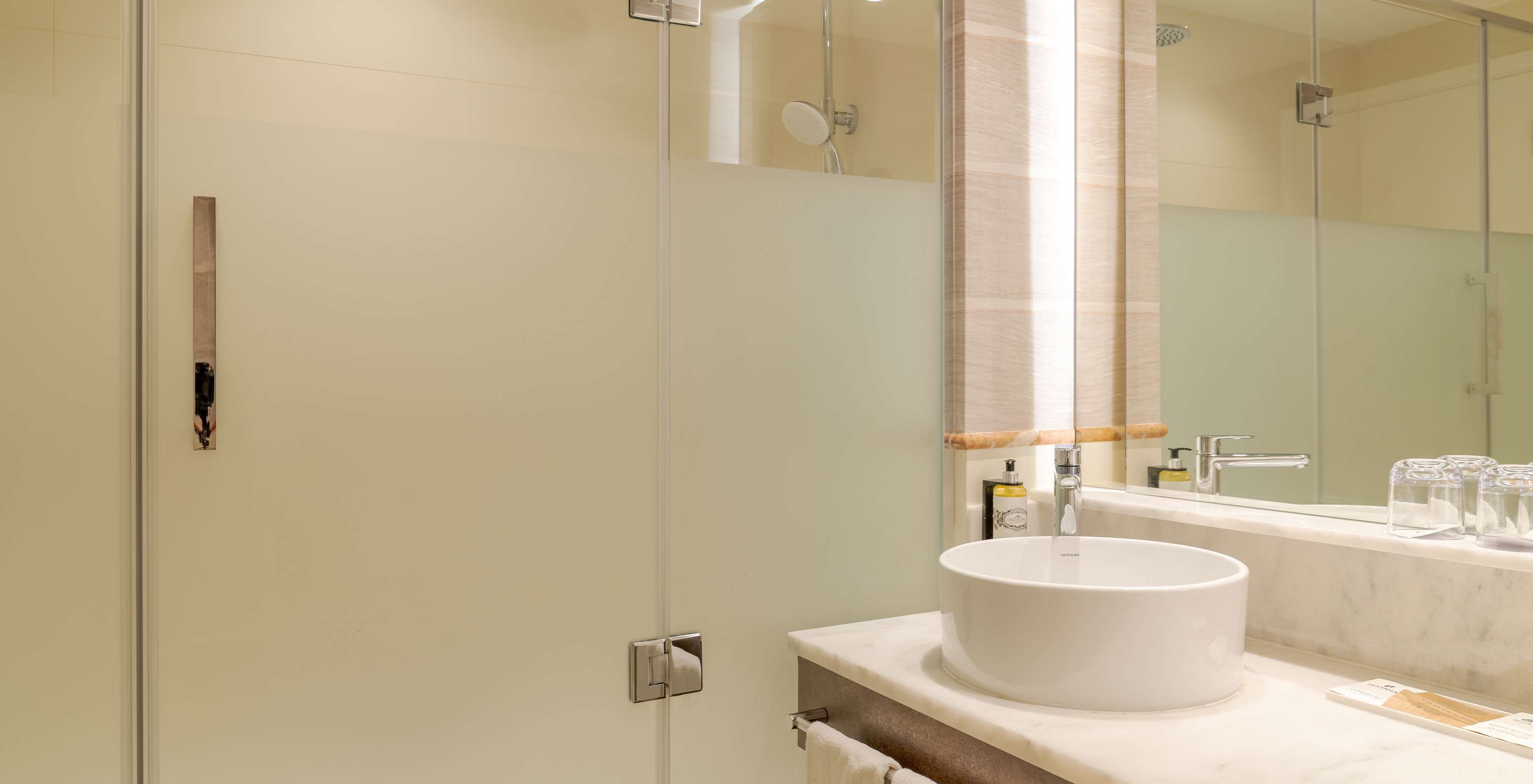 O Quarto Familiar do Pestana Blue Alvor Beach tem uma casa de banho com lavatório, espelho, toalhas e um duche