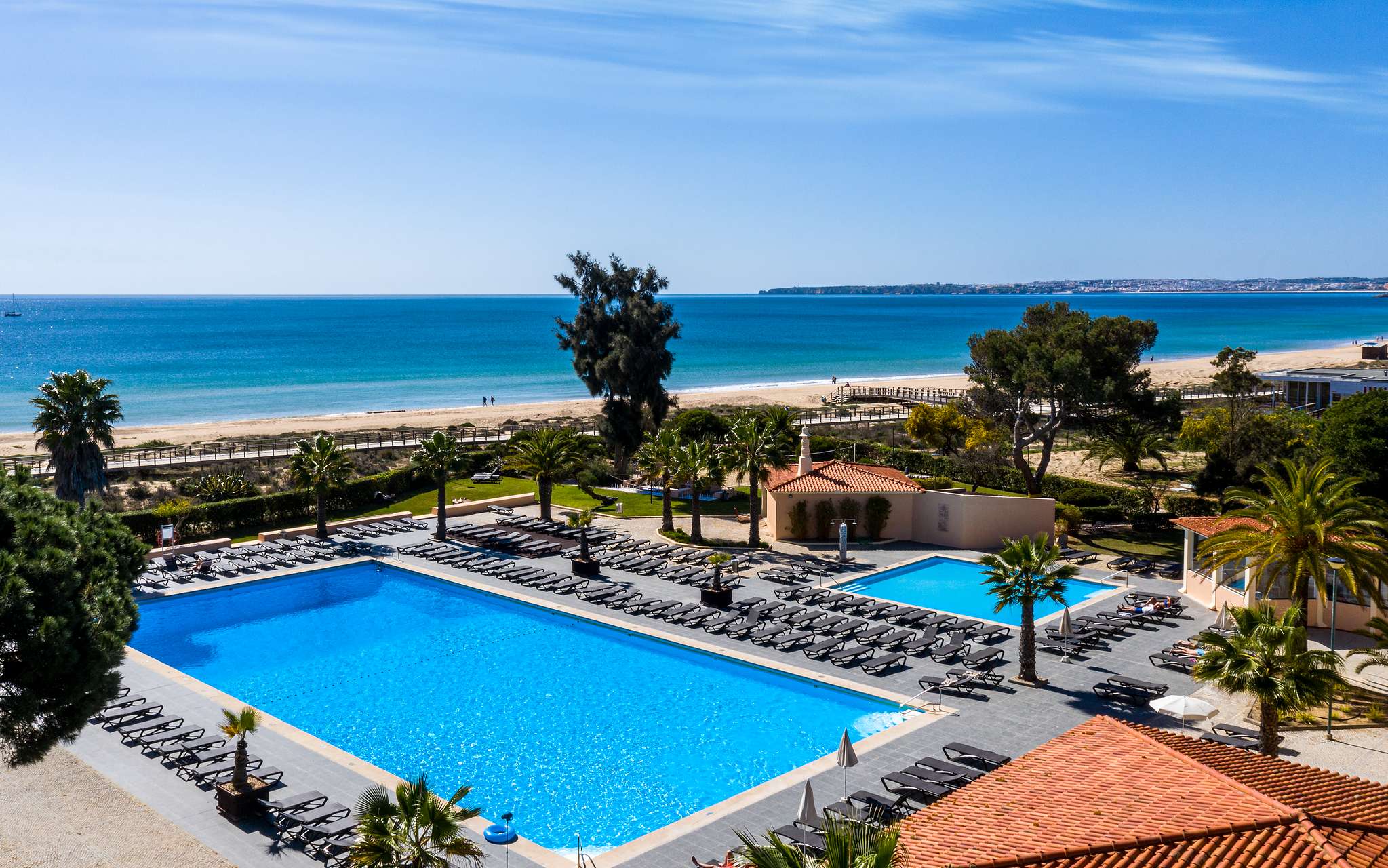 Vista exterior do Pestana Dom João II, um hotel de 4 estrelas em frente à praia, no Alvor