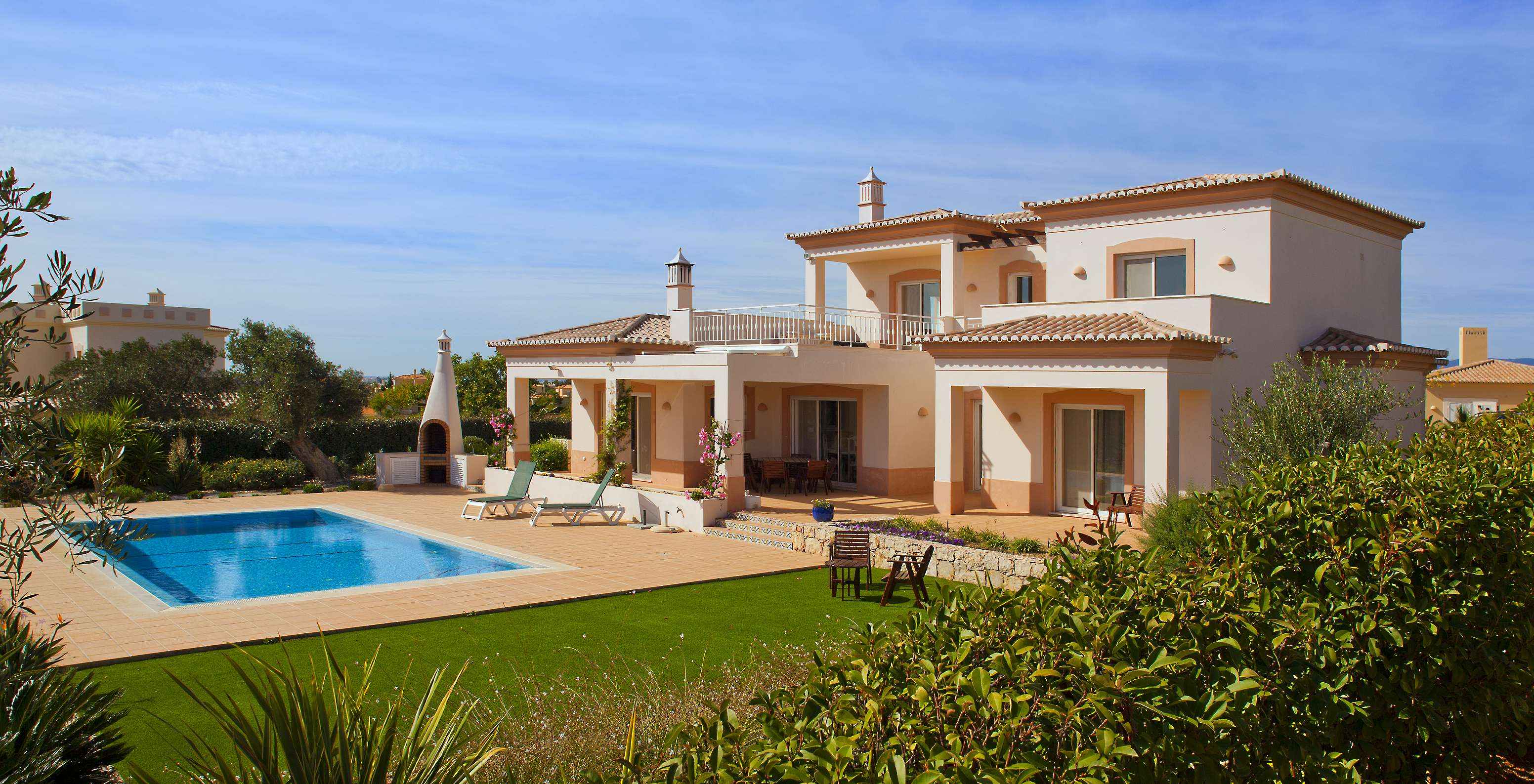 A Villa V3 do Pestana Gramacho Residences tem um jardim privativo com churrasco, piscina, espreguiçadeiras e cadeiras