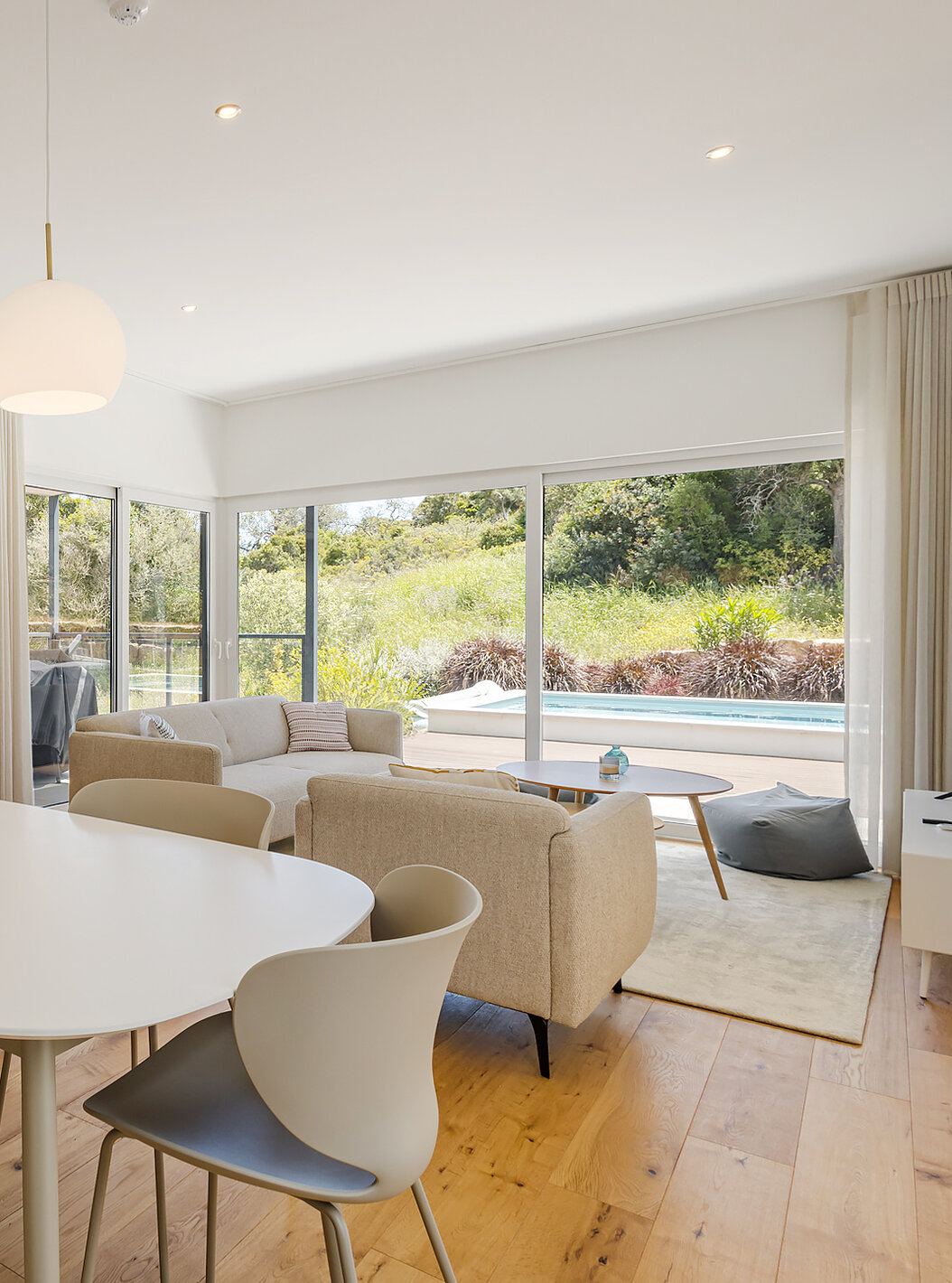 A Premium Villa 3 Bedroom - 6 Adults do Pestana Valley Nature Village tem vários sofás com vista para o exterior