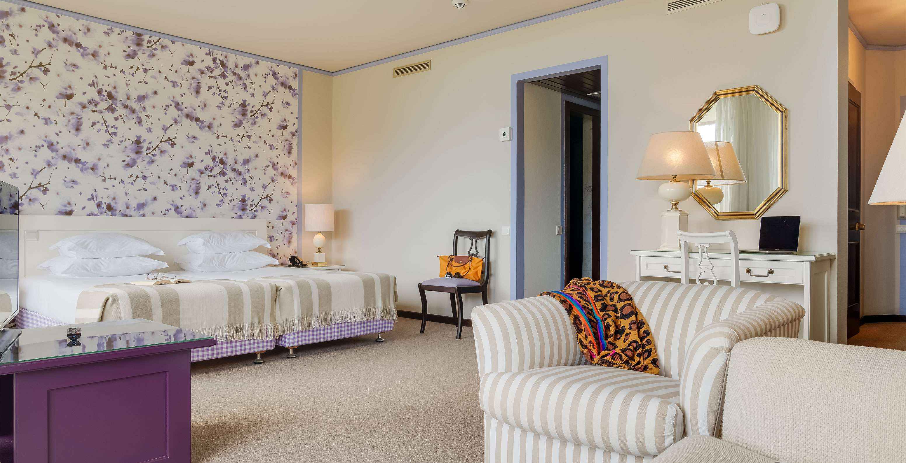 Na Junior Suite Vista Jardim do Pestana Bahia Praia , as camas ficam ao lado da varanda, com vista para jardins e para o mar