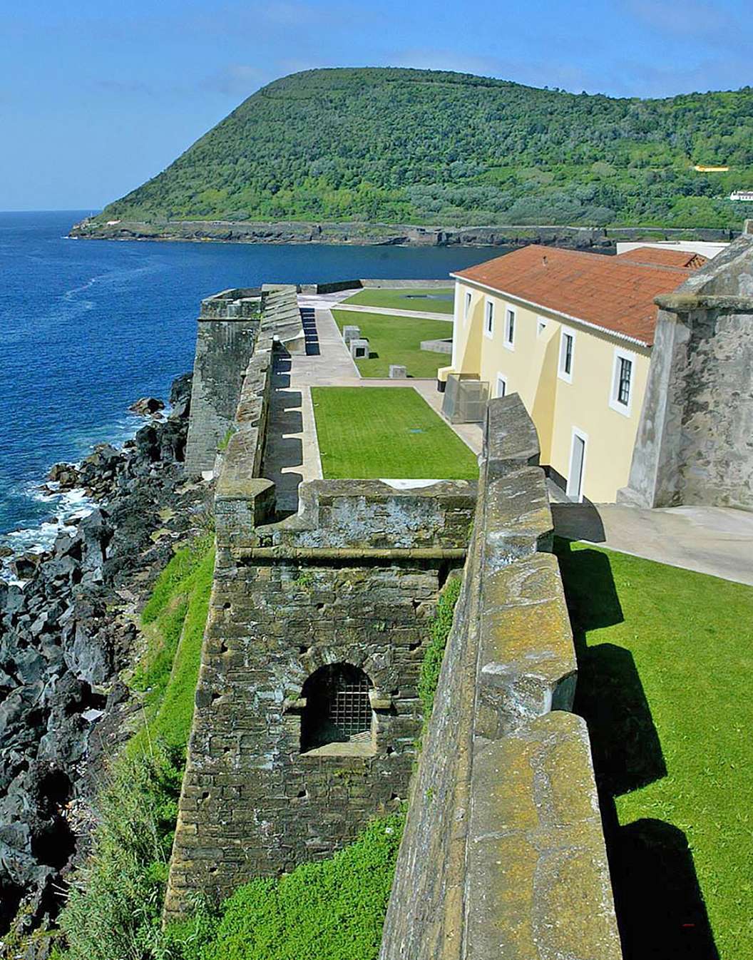 Vista aérea da Pousada Forte Angra do Heroísmo, um hotel de charme histórico na ilha terceira nos Açores