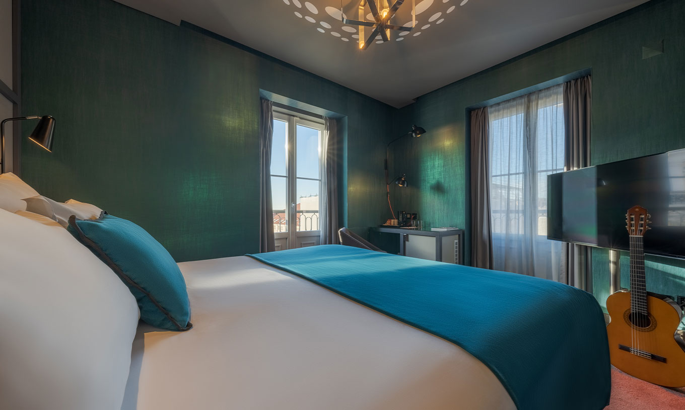 O CR7 Superior Corner do Pestana CR7 Lisboa tem uma cama e duas janelas com vista para o Centro Histórico de Lisboa