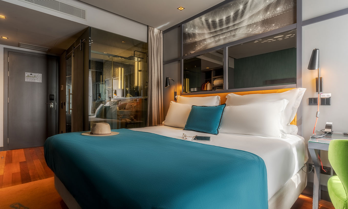 O CR7 Superior do Pestana CR7 Lisboa tem uma cama de casal e um espelho por cima da cama