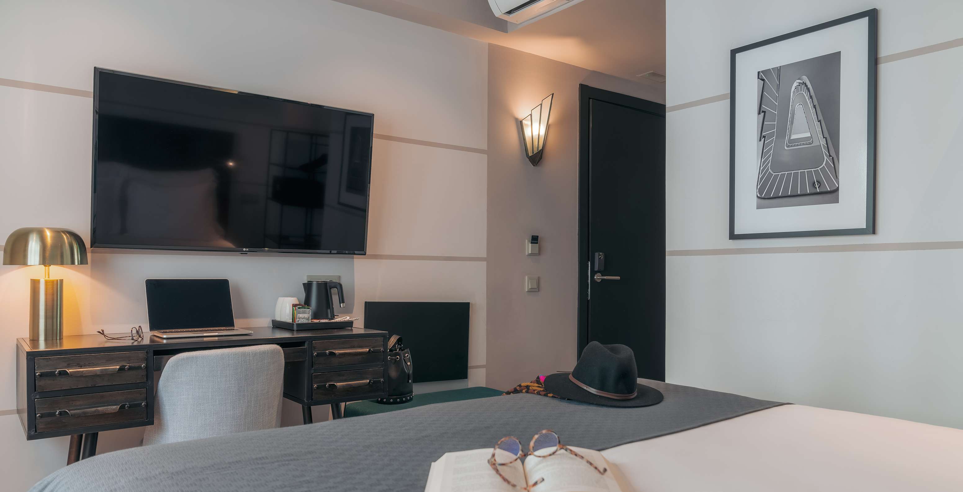 O Vintage do Pestana Lisboa Vintage tem uma cama de casal com uma manta cinzenta, uma secretária com computador e televisão