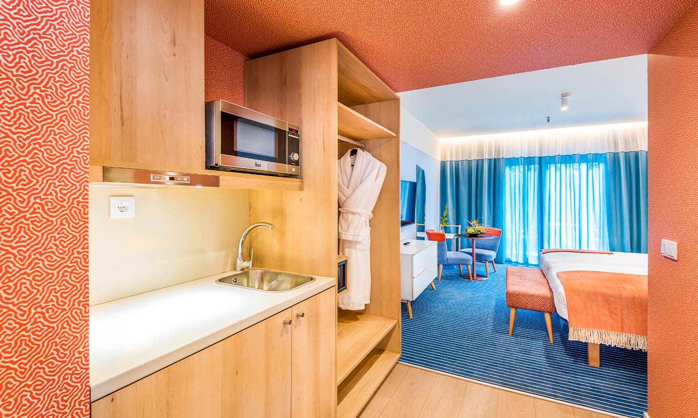 O Estúdio Deluxe do Pestana Casino Studios tem uma cozinha com micro-ondas e lavatório e uma cama de casal