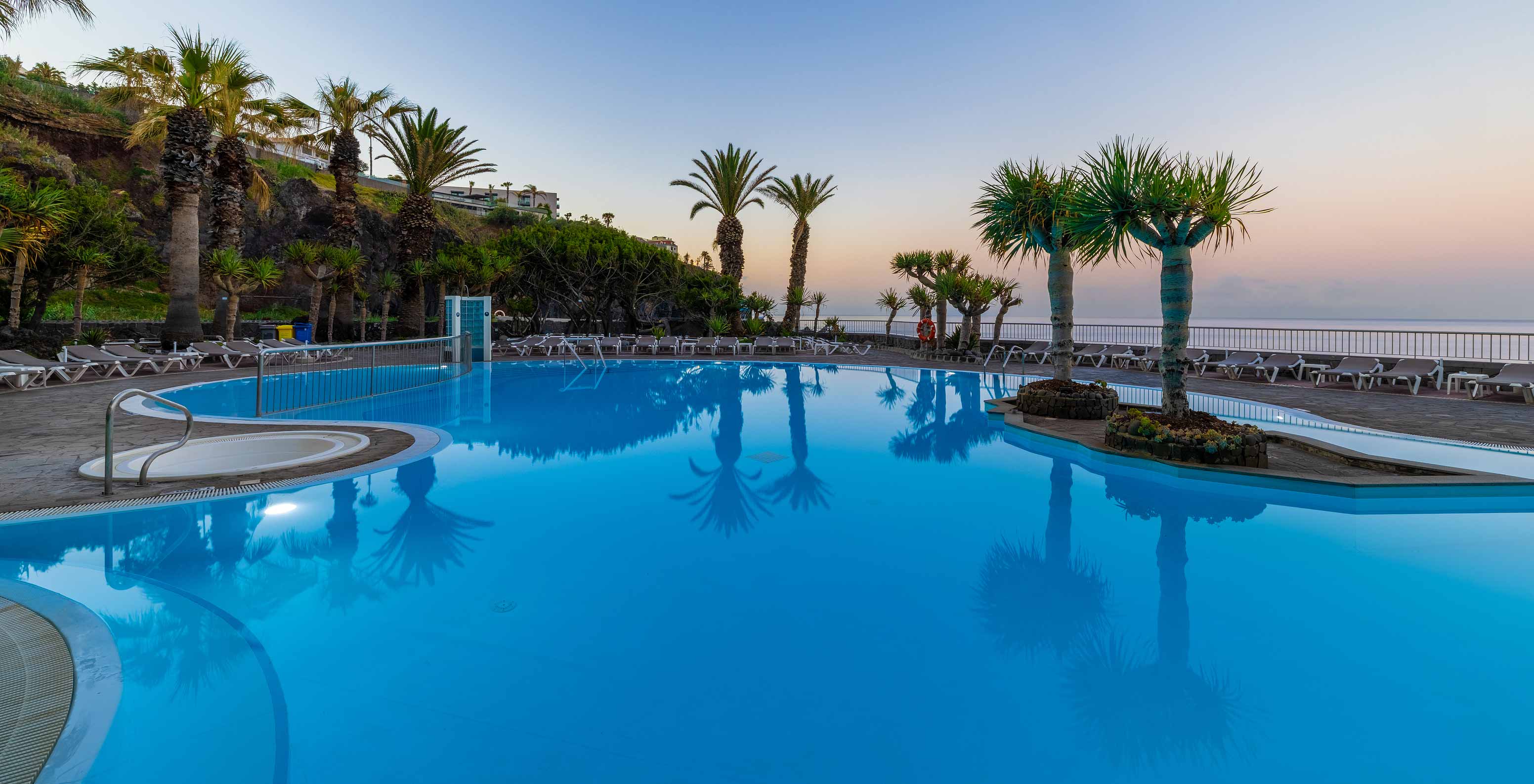 Pestana Ocean Bay All Inclusive, um Hotel Tudo Incluído em Frente ao Mar, com piscina e várias palmeiras