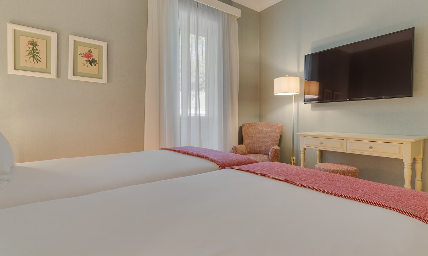 O quarto Clássico do Pestana Quinta Perestrello tem duas camas individuais e uma televisão