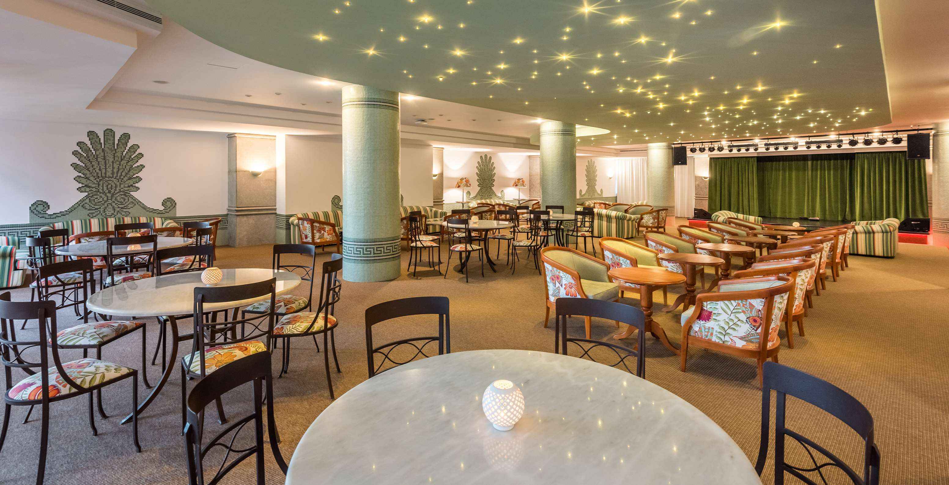 O bar Primavera Bar & Lounge, do Hotel 5 Estrelas com Tudo Incluído no Funchal, conta com mesas e cadeiras no interior
