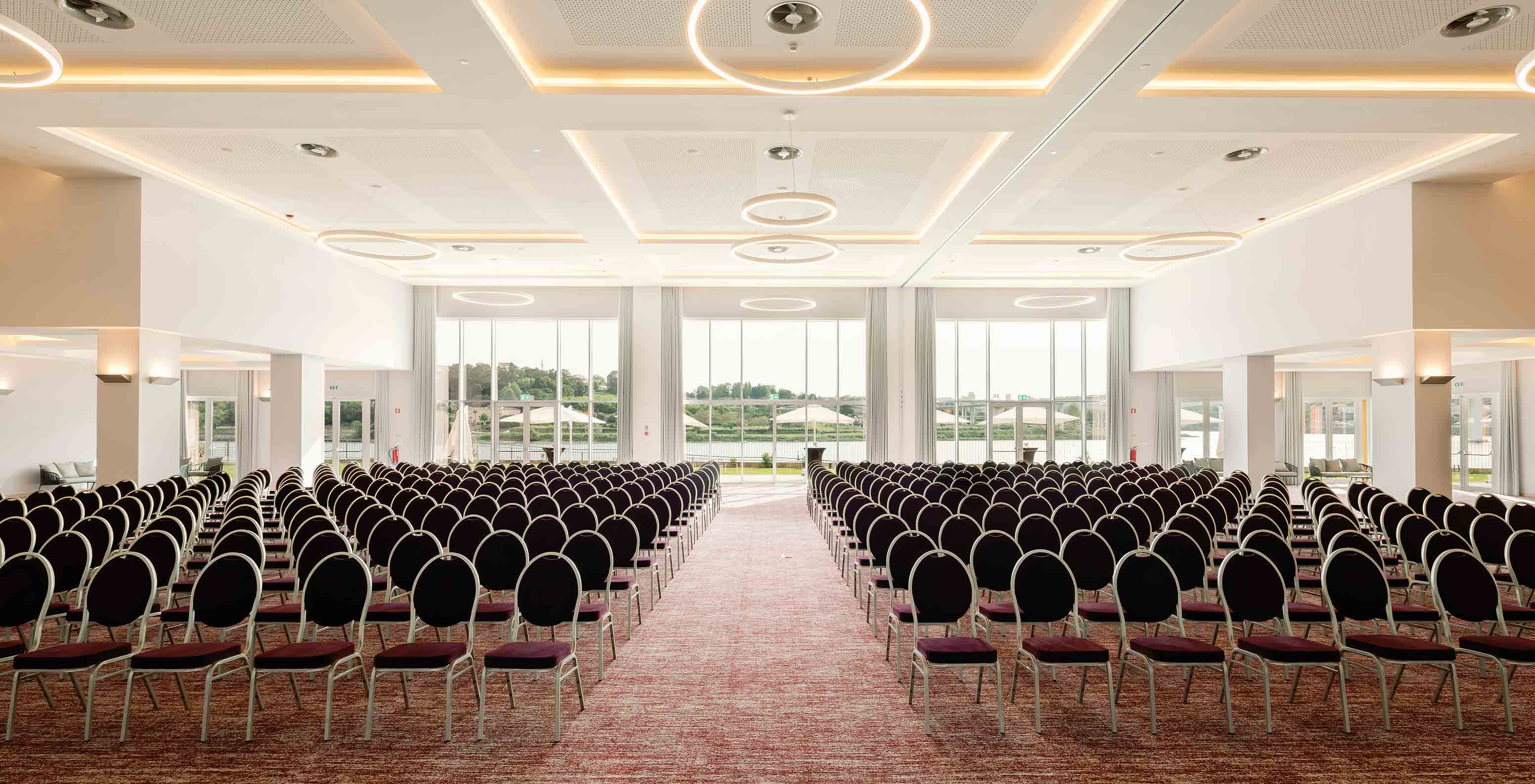 Sala Ballroom, com cadeiras e grandes janelas no Pestana Douro Riverside, Hotel com Piscina em Frente ao Rio Douro