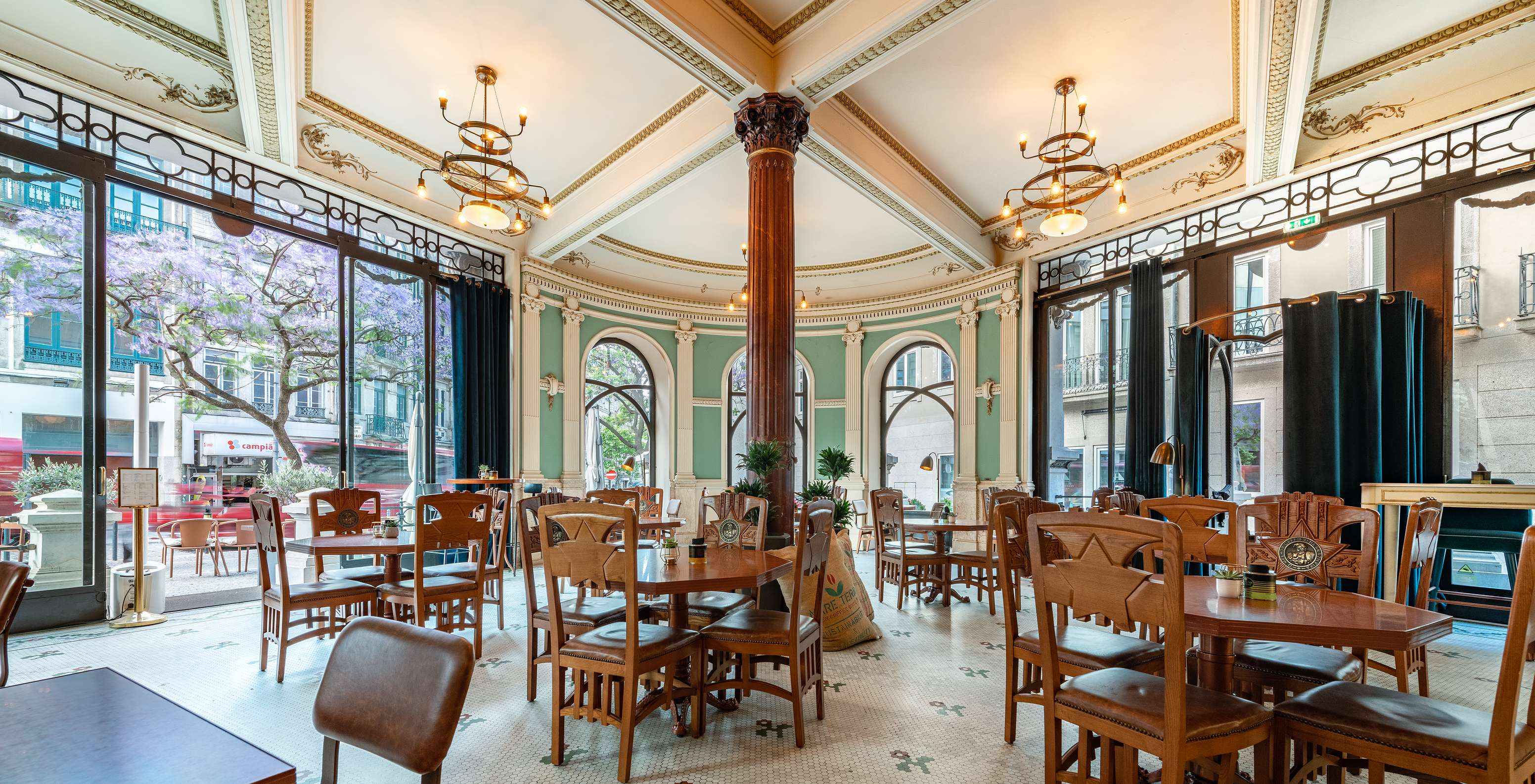 O restaurante Café histórico A Brasileira, do Hotel 5 Estrelas no Centro do Porto, é conhecido pelo café de especialidade