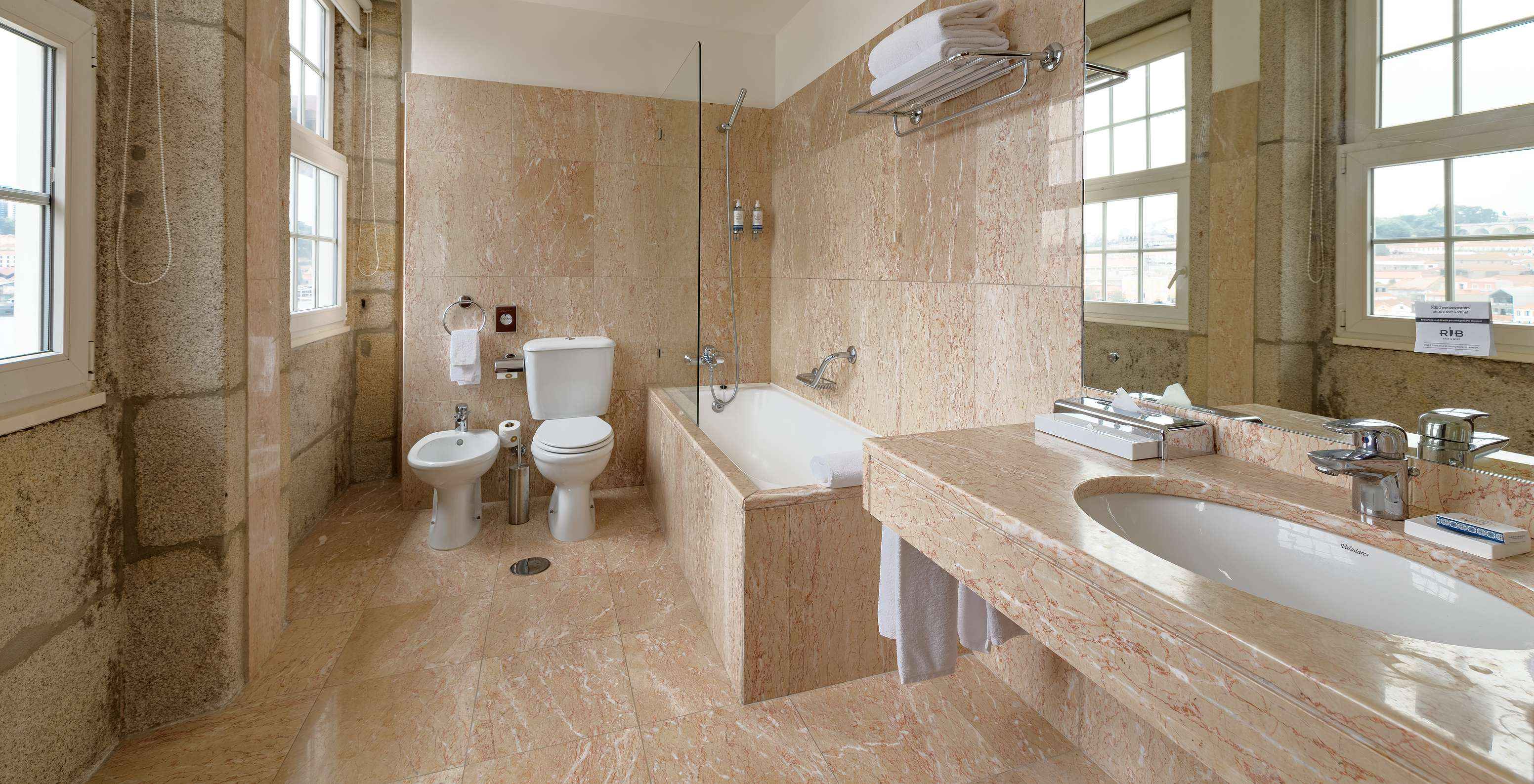 O Vintage Grand View do Pestana Vintage Porto tem uma casa de banho espaçosa, com banheira, sanita, lavatório e bidé