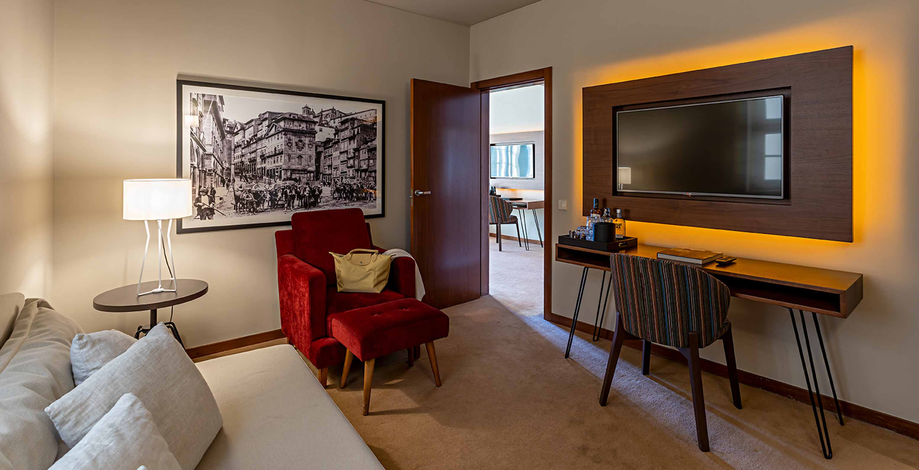 A Suite Grand View do Pestana Vintage Porto tem um escritório com uma secretária, um sofá e uma televisão