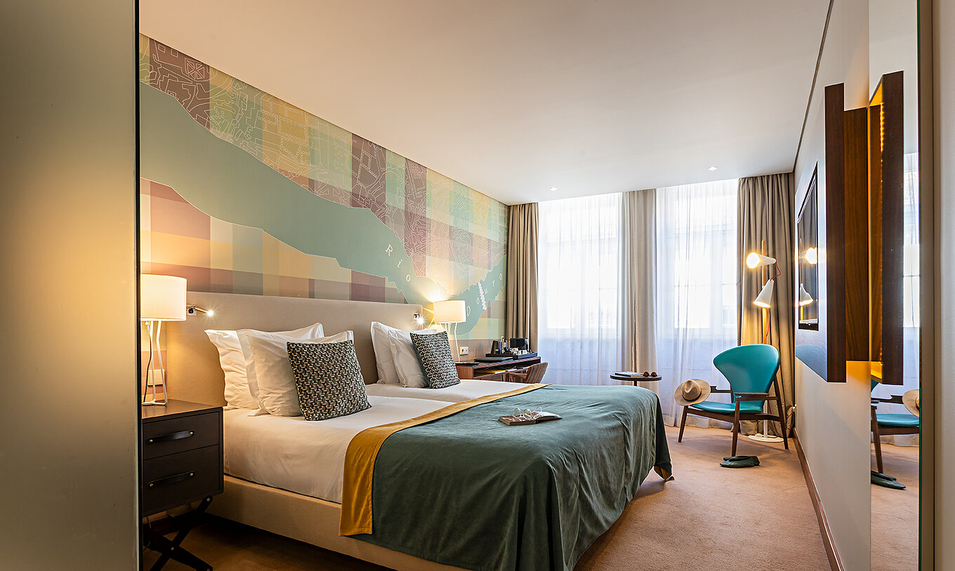 O Superior do Pestana Vintage Porto tem uma cama de casal, uma cadeira de apoio e duas grandes janelas