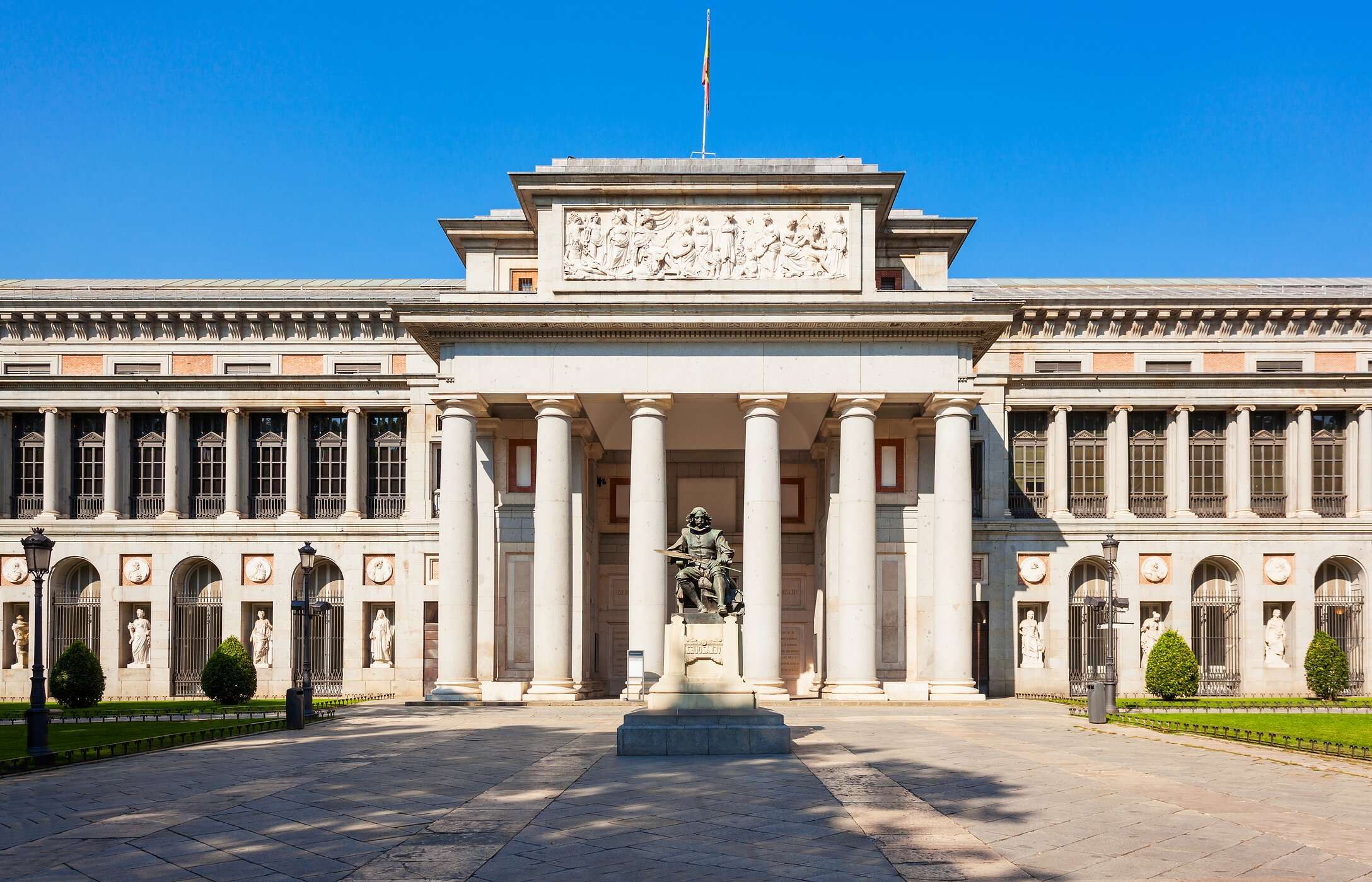 Entrada para o museu do Prado, com uma estátua e colunas a acompanhar as escadas do museu