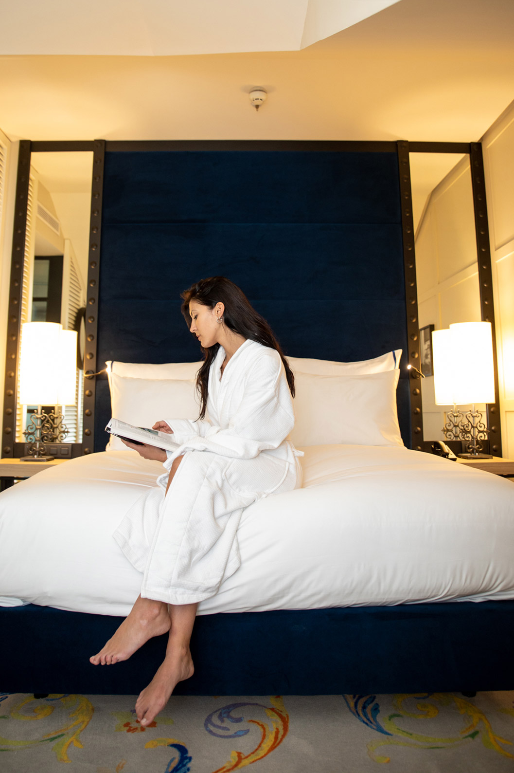 O Superior do Quarto Superior - Cama - Pestana Collection Plaza Mayor tem uma cama com duas mesas de cabeceira e dois espelhos