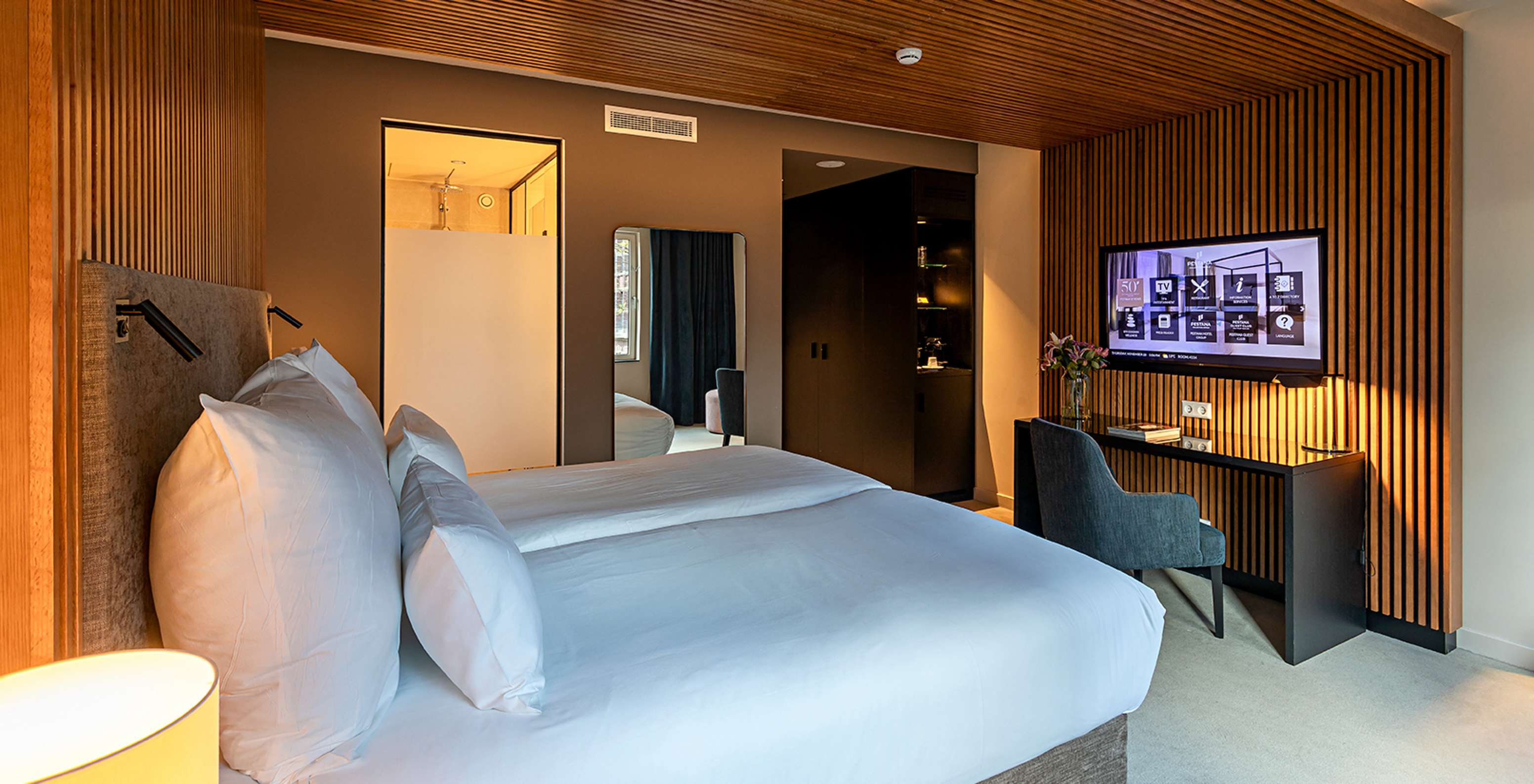 O quarto Superior do Pestana Amsterdam Riverside tem duas camas individuais, televisão em frente à cama, e uma secretária