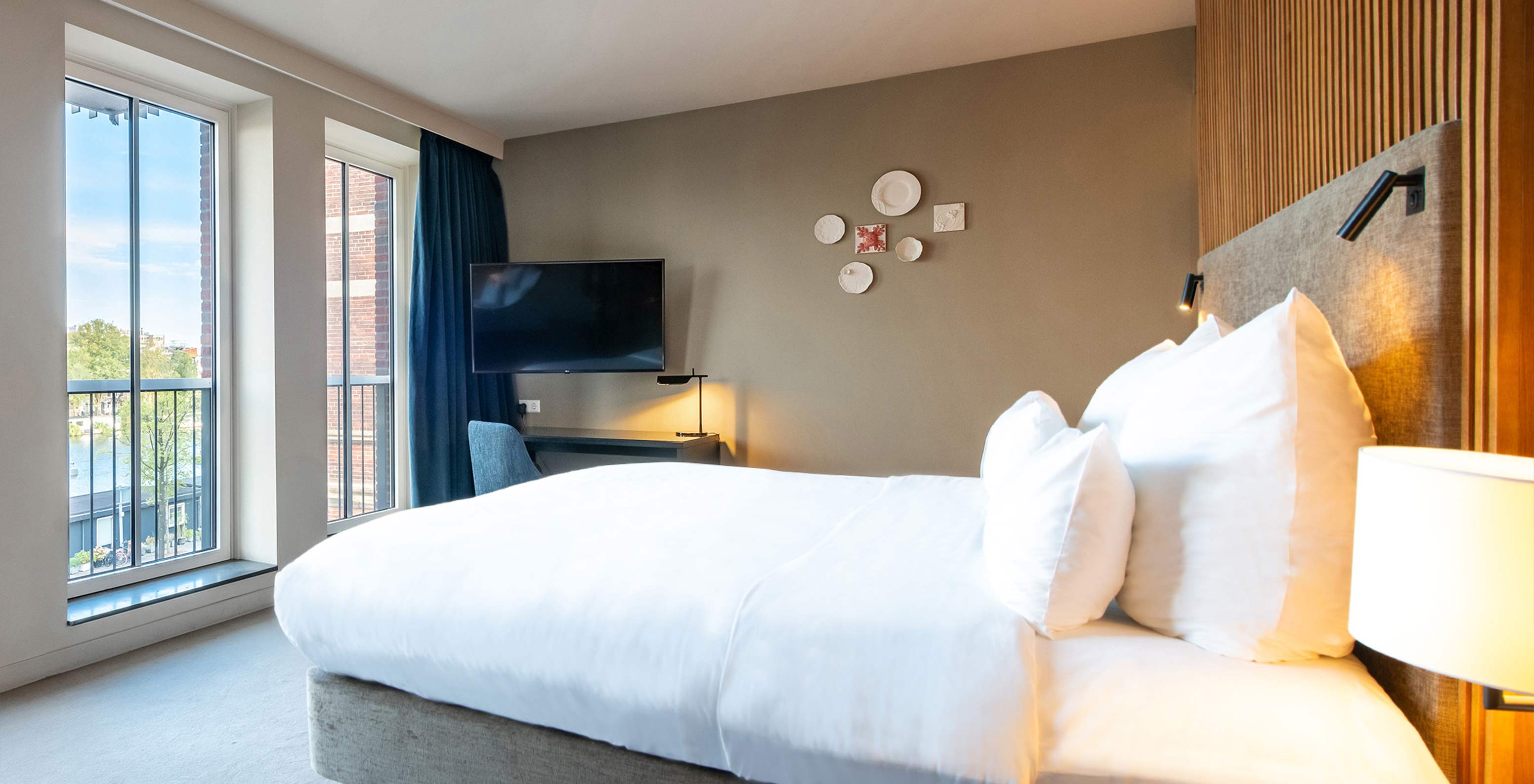 O Superior Vista Rio do Pestana Amsterdam Riverside tem um cama de casal com luzes de leitura, uma tv e vista para o rio