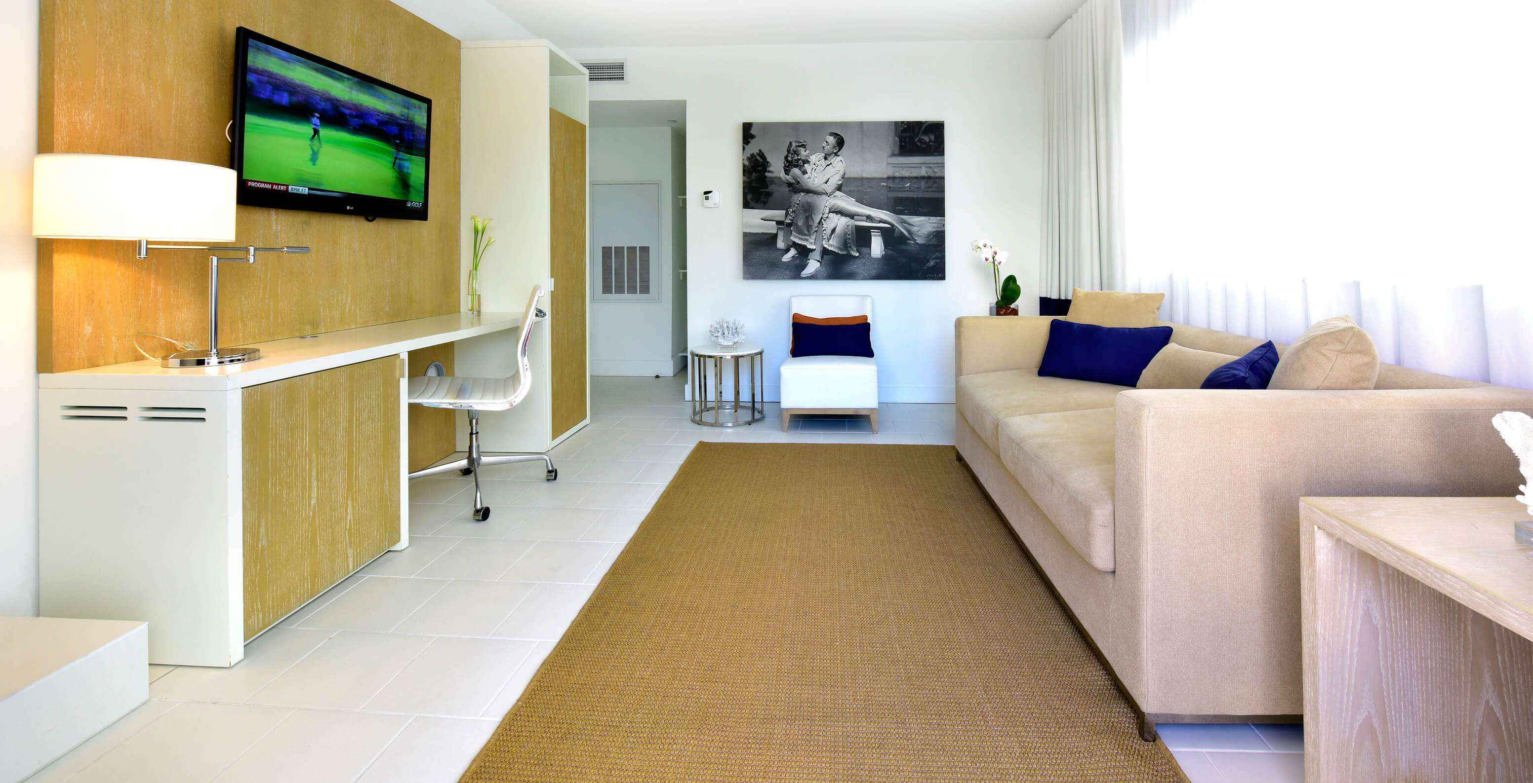 A Suite com Dois Quartos e Varanda do Pestana Miami South Beach conta com duas camas individuais, secretária e televisão