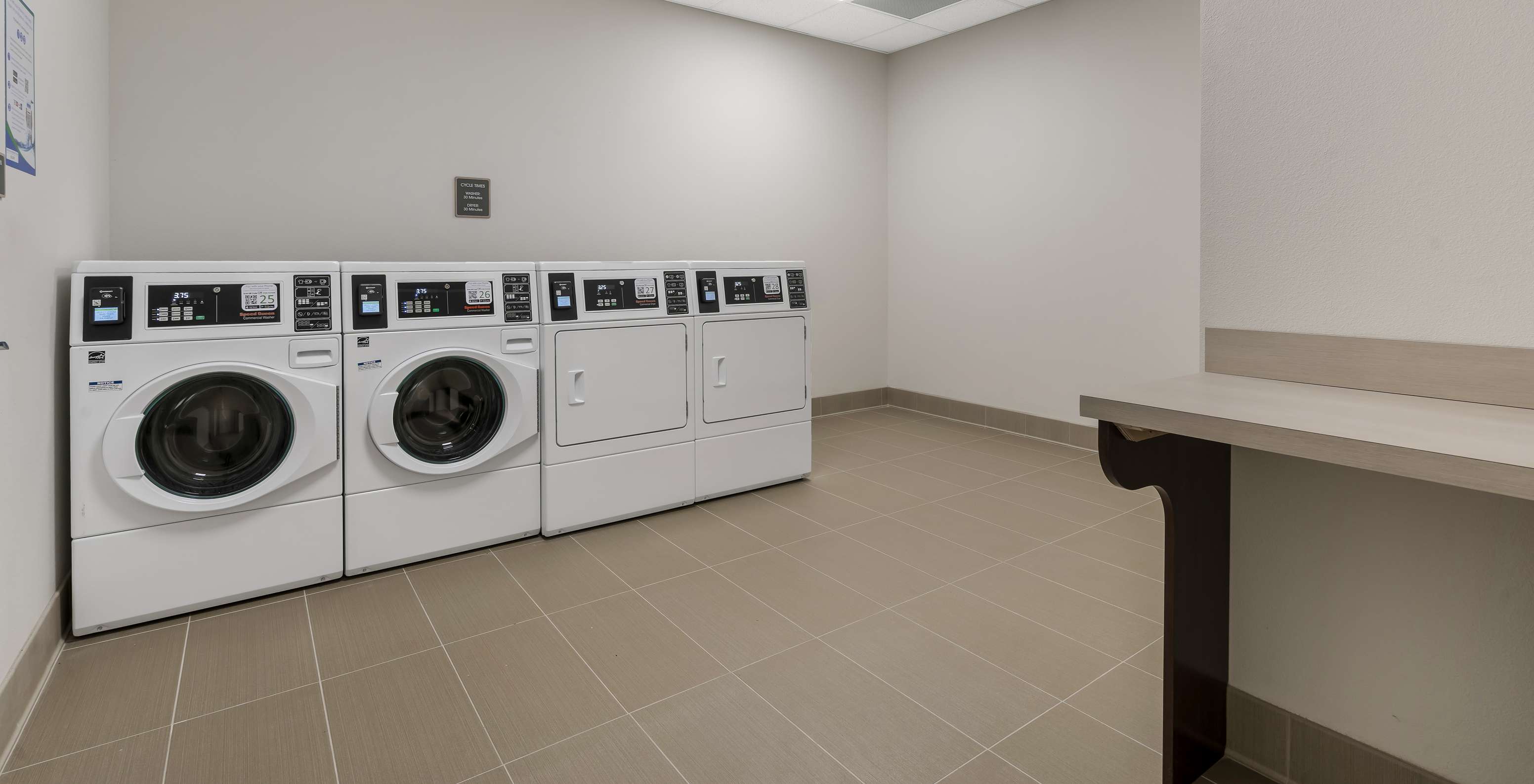 O Pestana Orlando, hotel perto da Disney, conta com uma zona para lavar roupa com duas maquinas de lavar e duas de secar