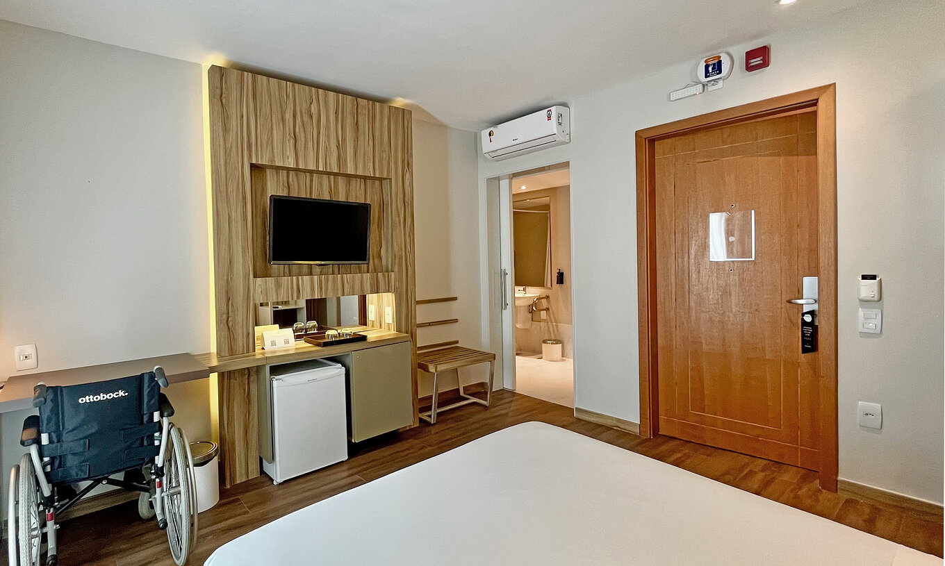 O Queen Adaptado Standard do Pestana Rio Atlântica tem um ar condicionado e cama, secretária e casa de banho adaptadas