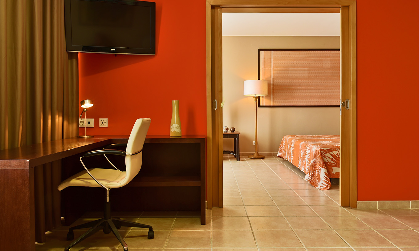 A Suite Premium do Pestana Tropico conta com uma televisão e uma secretária com cadeira