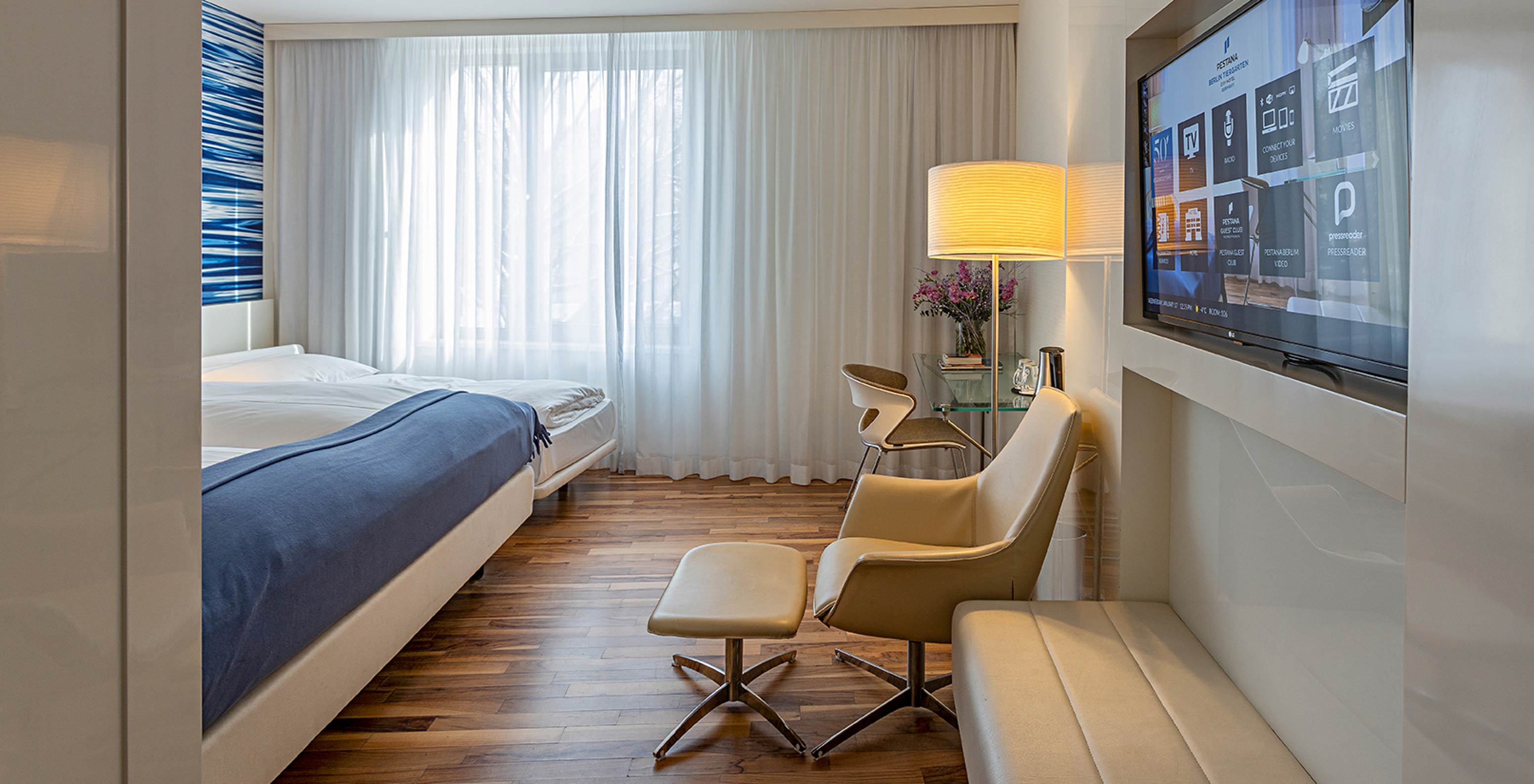 O Family Deluxe do Pestana Berlin Tiergarten tem uma secretária, uma cadeira de repouso e uma televisão