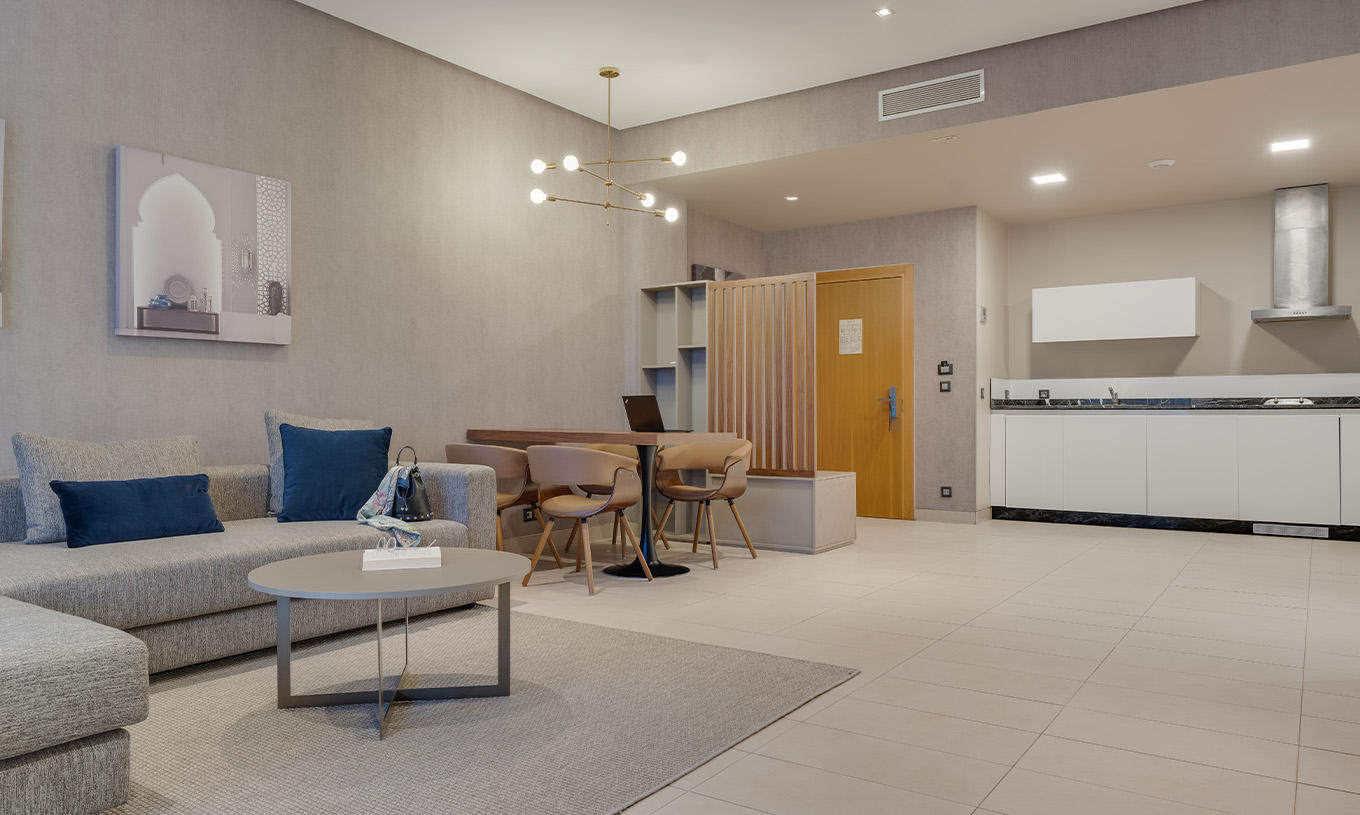 A Suite Familiar Premium Superior do Pestana Casablanca tem uma sala espaçosa com sofá, tv e kitchenette