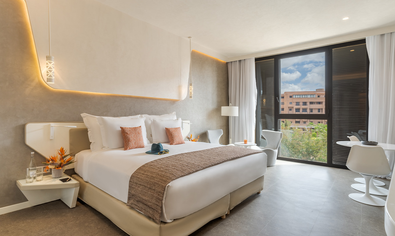 O CR7 Room do Pestana CR7 Marrakech tem uma cama de casal confortável e uma decoração moderna em tons bege 