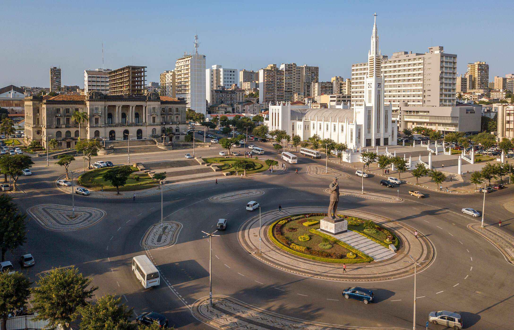 Vista de cima da Praça da Independência, no centro de Maputo, com vários carros e autocarros