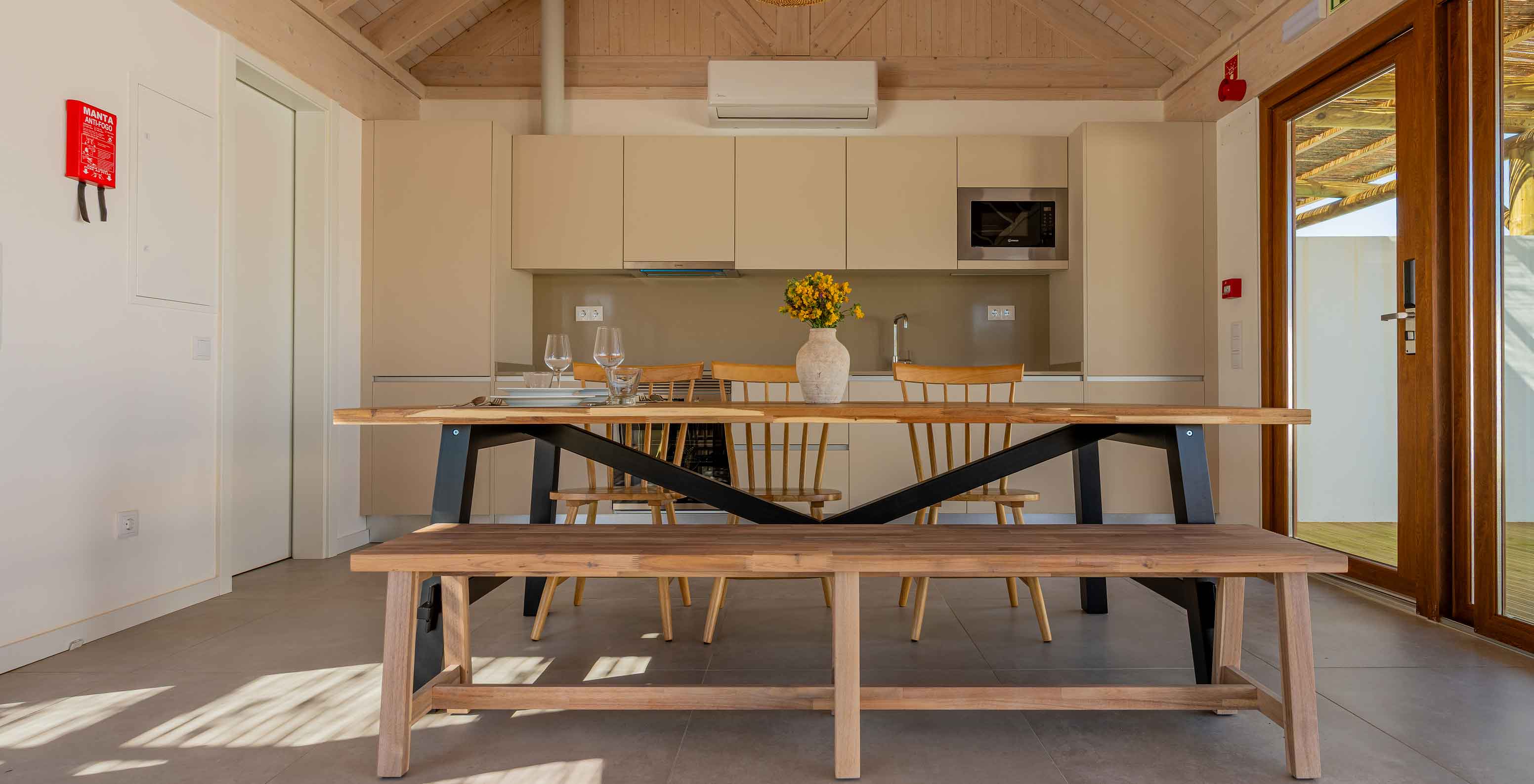 A Premium Green Villa do Pestana Comporta Village Residences tem uma cozinha equipada, ar condicionado e uma mesa de jantar