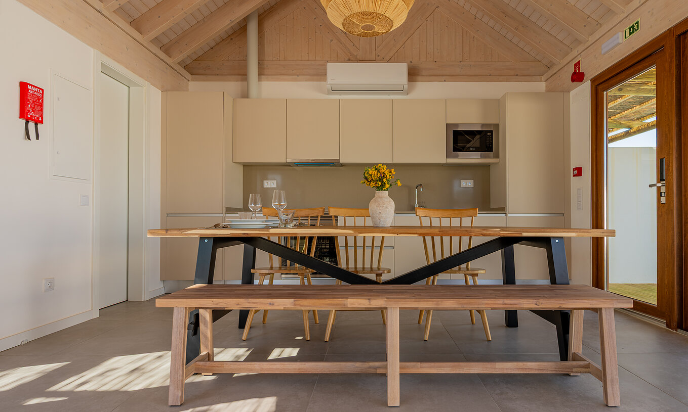 A Premium Green Villa do Pestana Comporta Village Residences tem uma cozinha equipada, ar condicionado e uma mesa de jantar