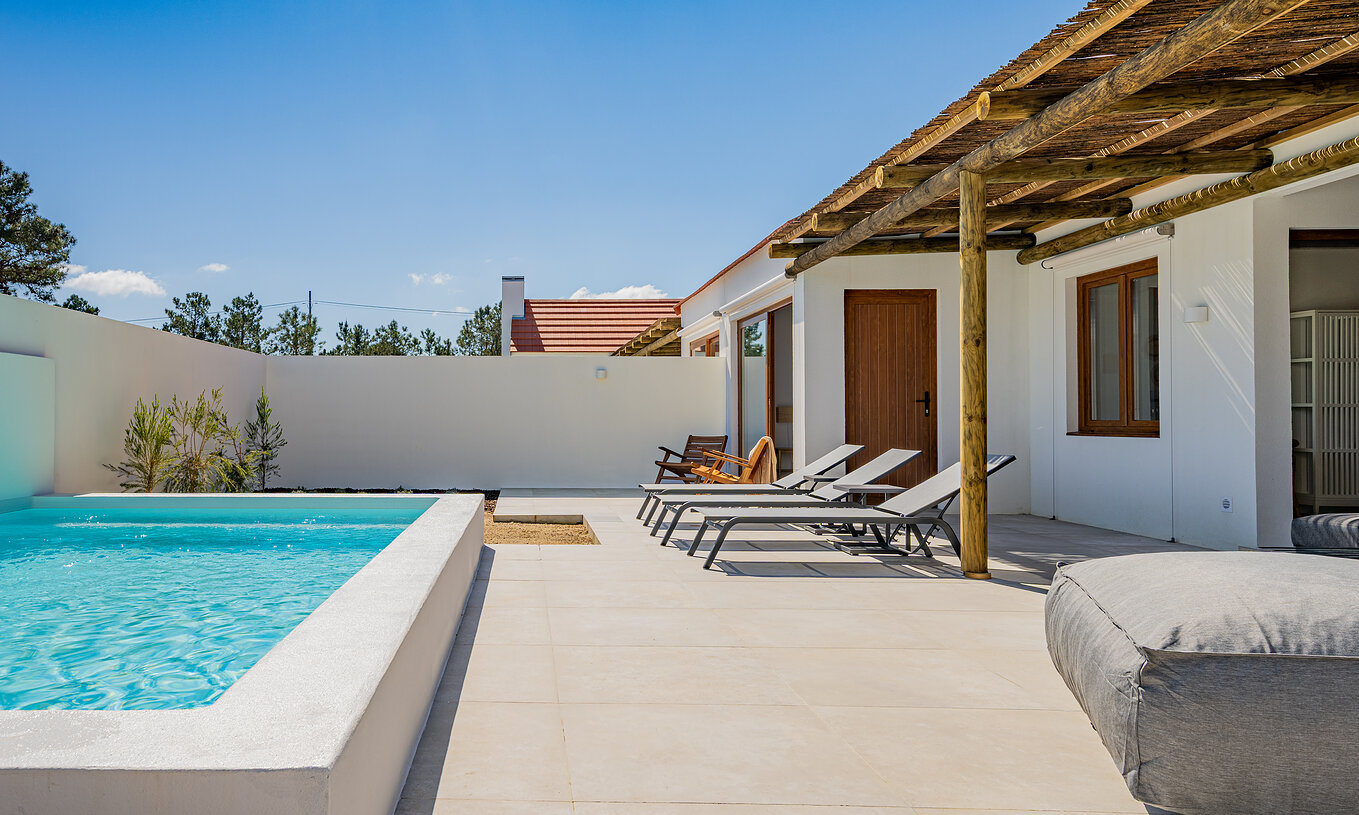 A Premium Green Villa do Pestana Comporta Village Residences tem uma piscina, espreguiçadeiras e uma pérgola ao ar livre