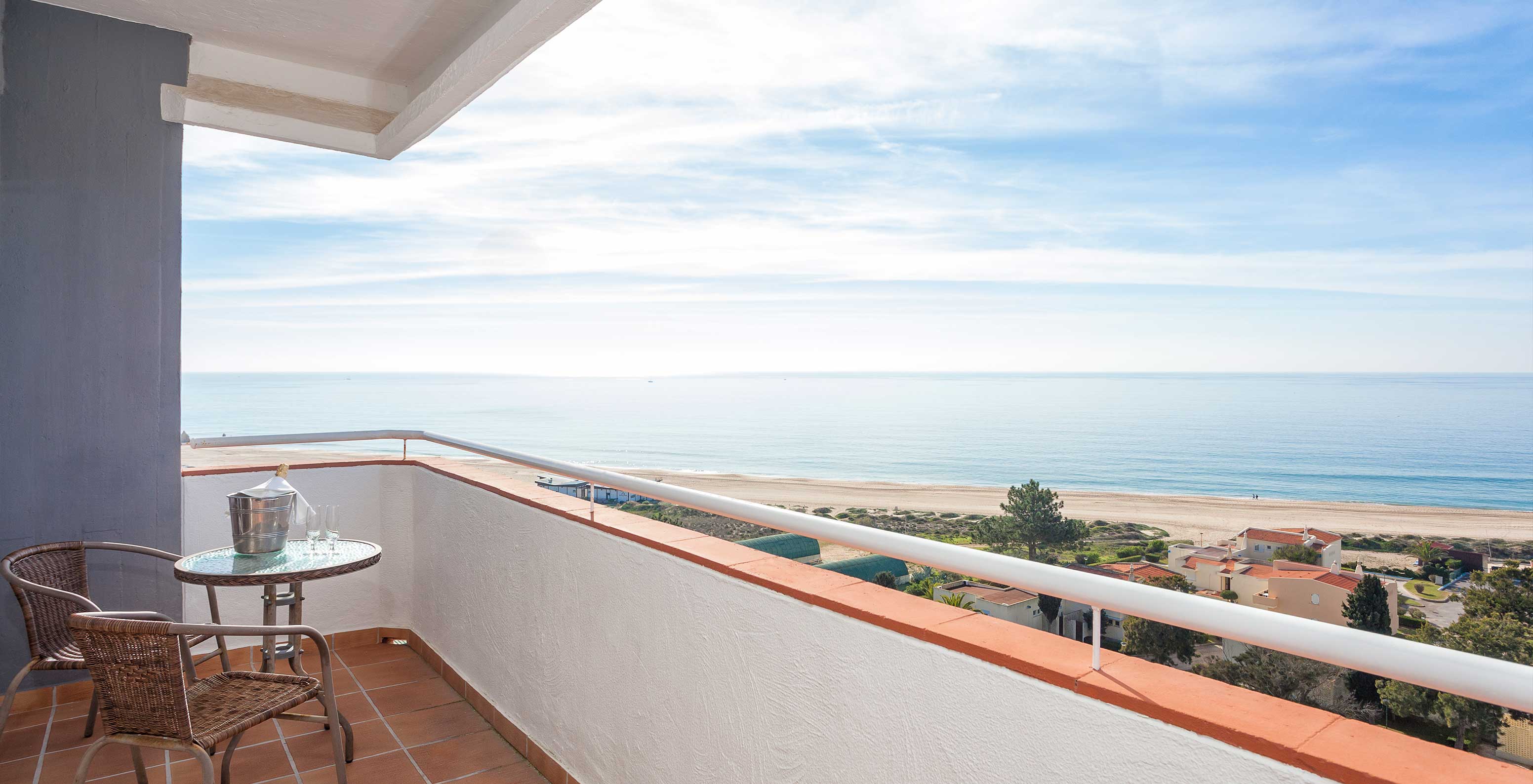 O Estúdio Superior Vista Mar do Pestana Alvor Atlântico tem uma ampla varanda com mesa e cadeiras onde pode ver a vista